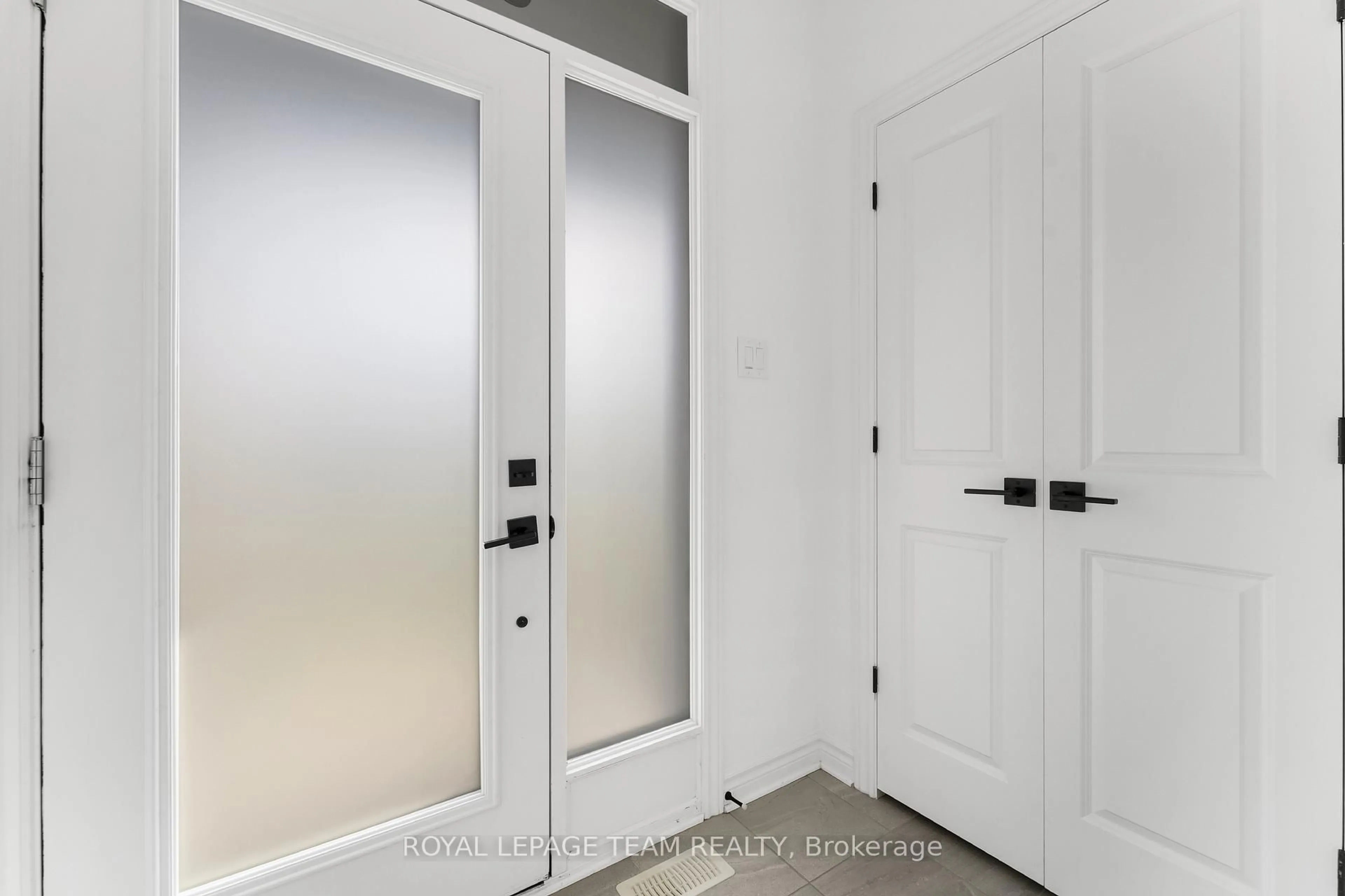 Indoor entryway for 808 Chipping Circ, Ottawa Ontario K4M 0E7