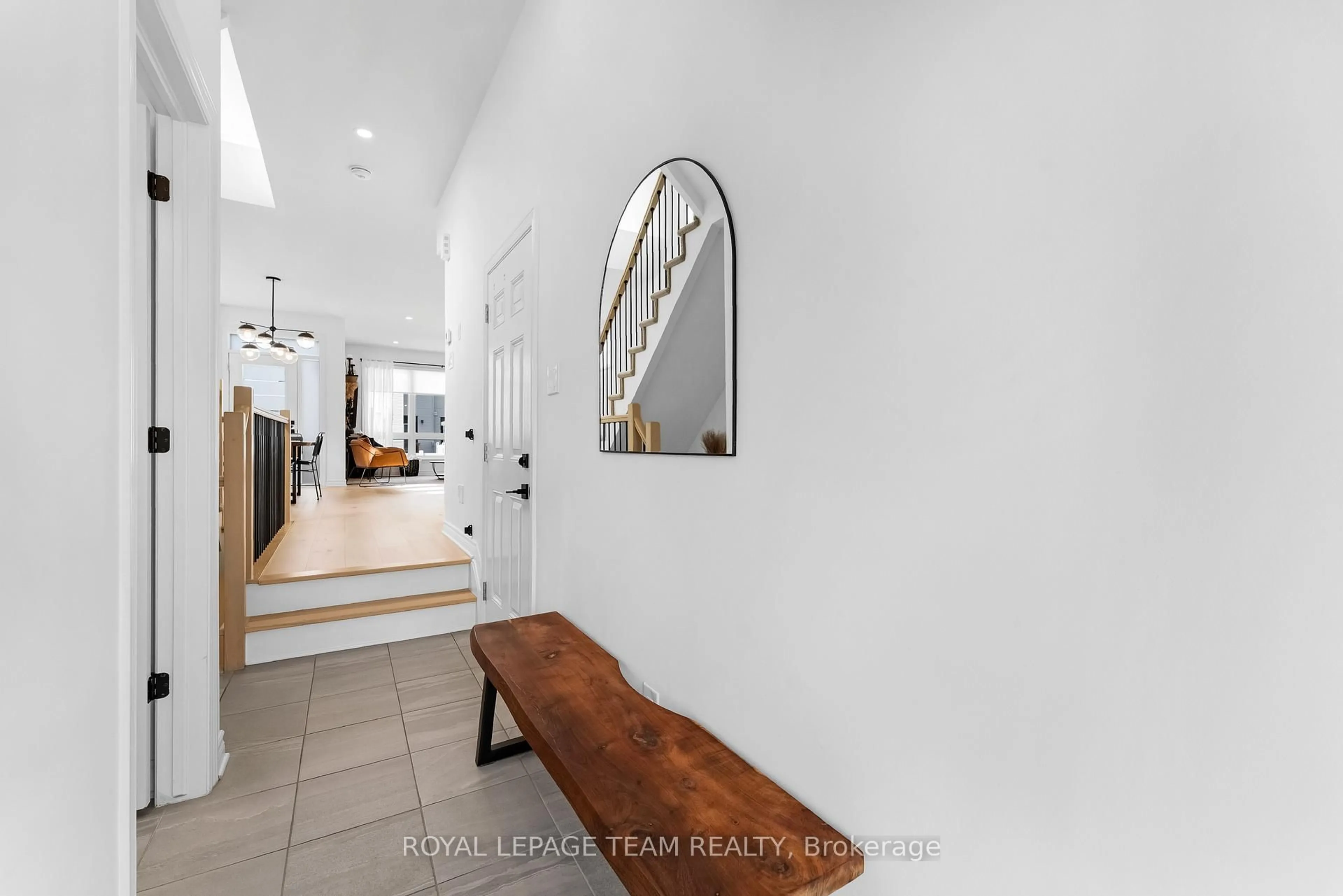 Indoor entryway for 808 Chipping Circ, Ottawa Ontario K4M 0E7