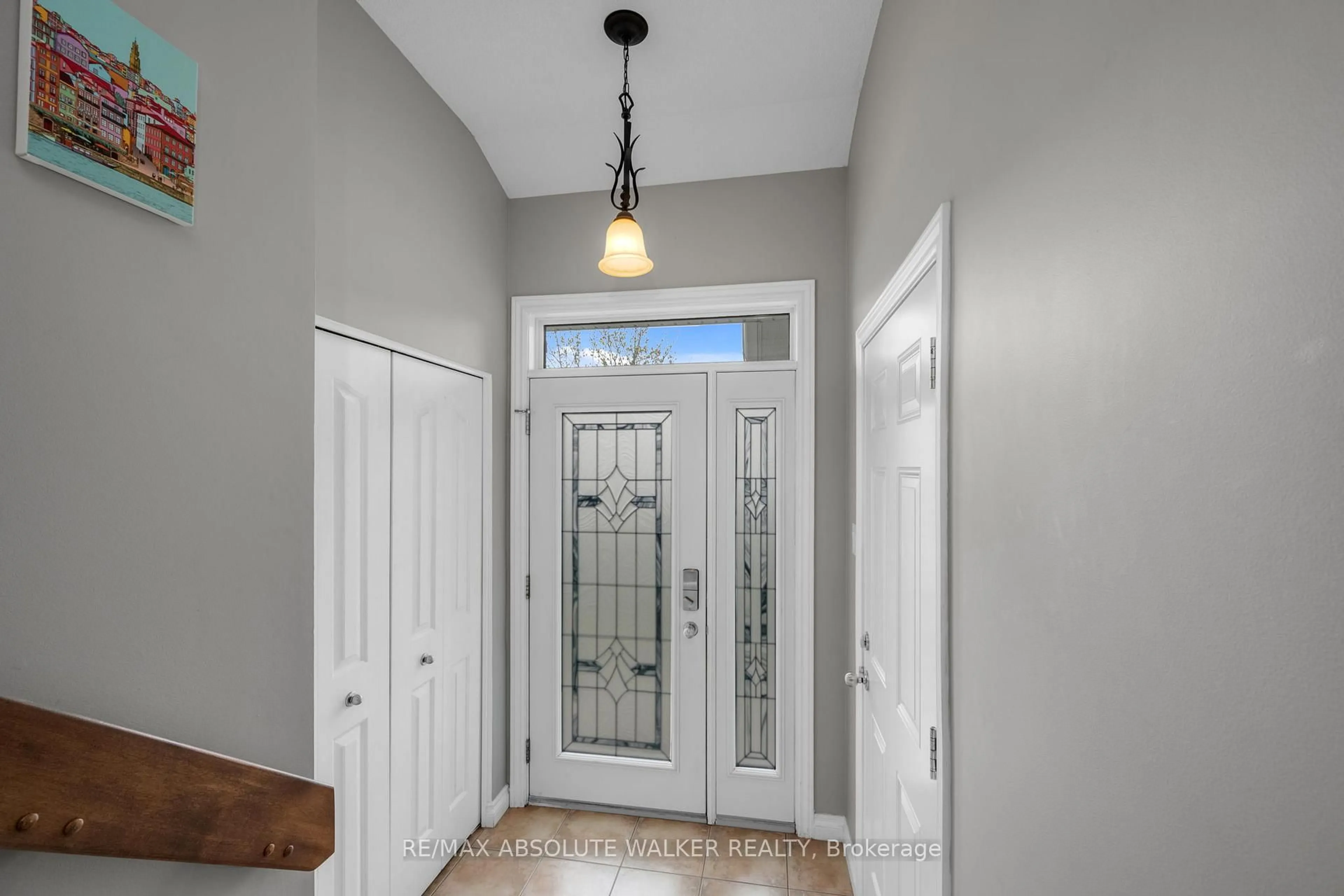 Indoor entryway for 2593 Raymond St, Clarence-Rockland Ontario K4K 0B6