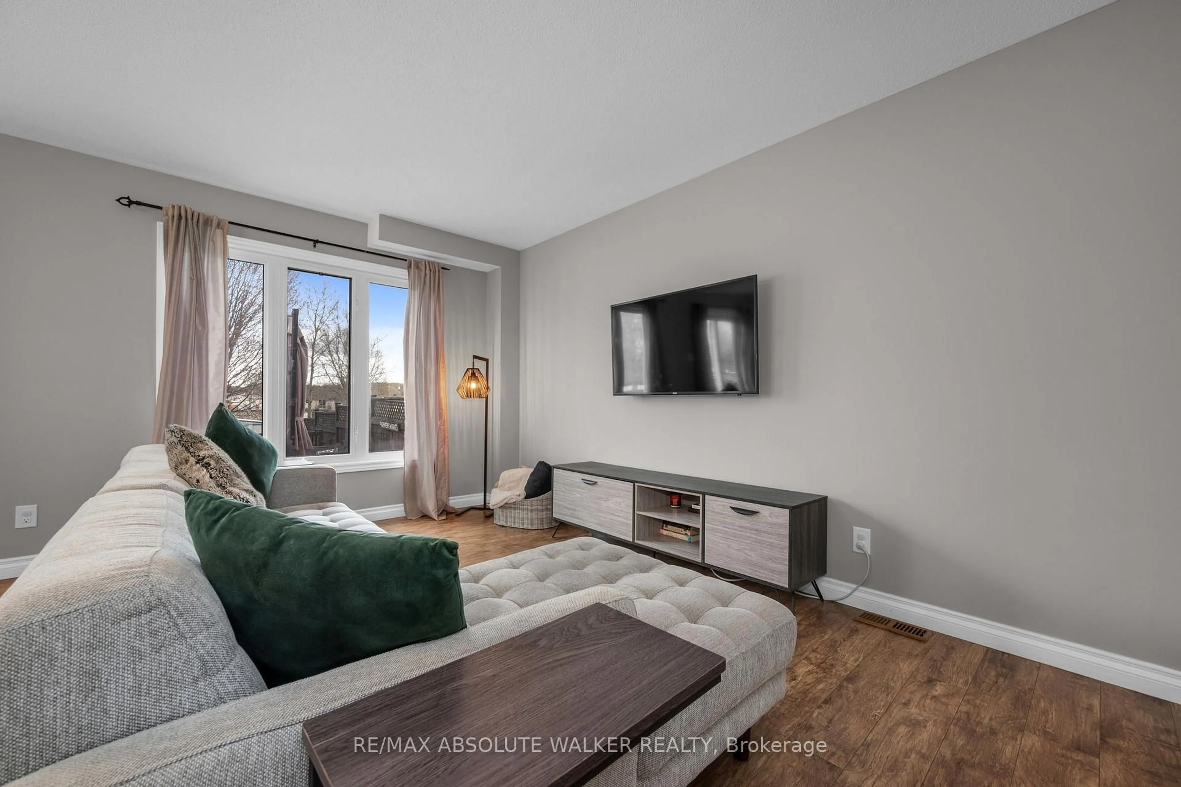 Living room with furniture, unknown for 2593 Raymond St, Clarence-Rockland Ontario K4K 0B6
