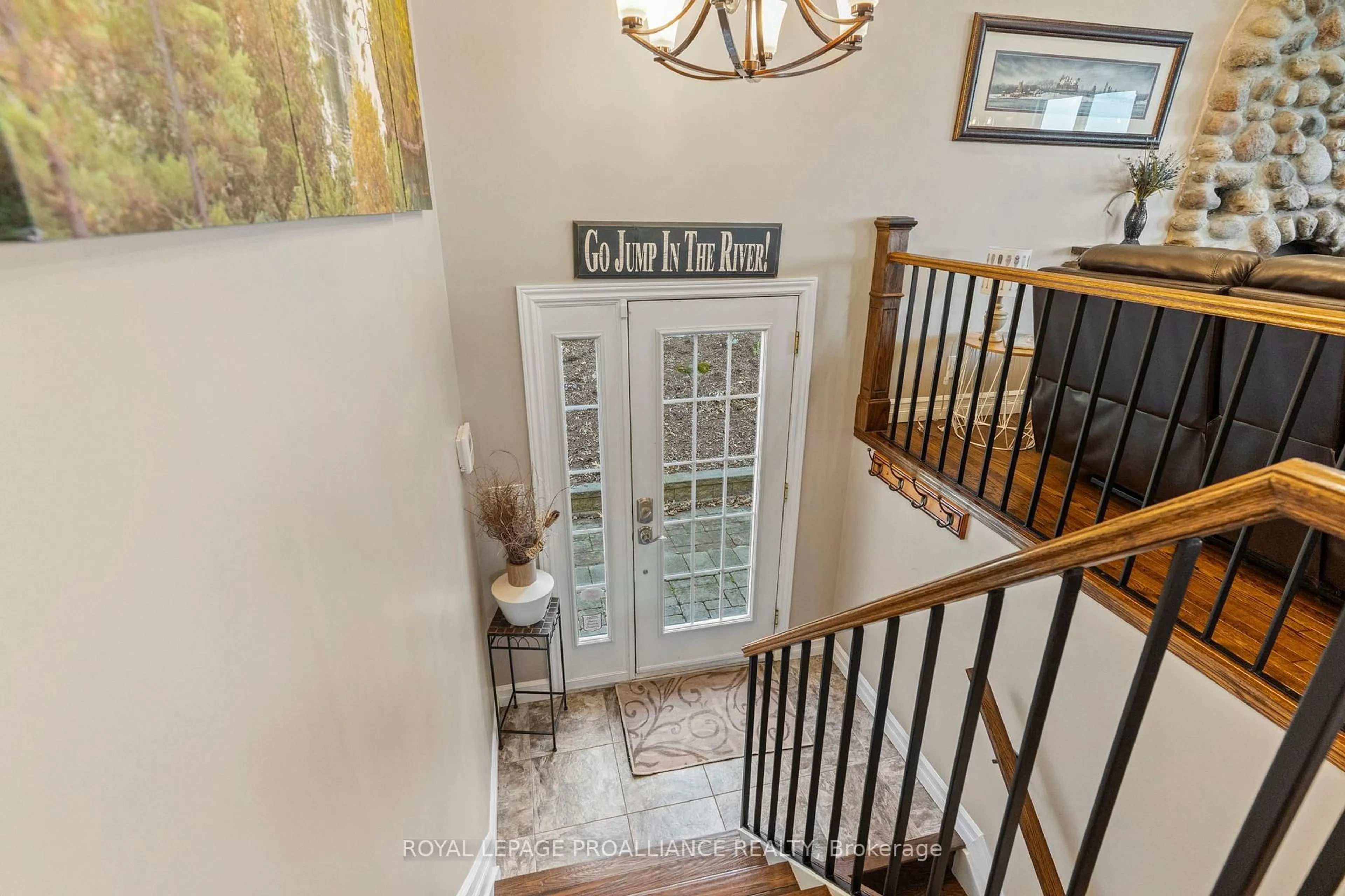 Indoor entryway for 23 Moon Rd, Front of Yonge Ontario K0E 1R0