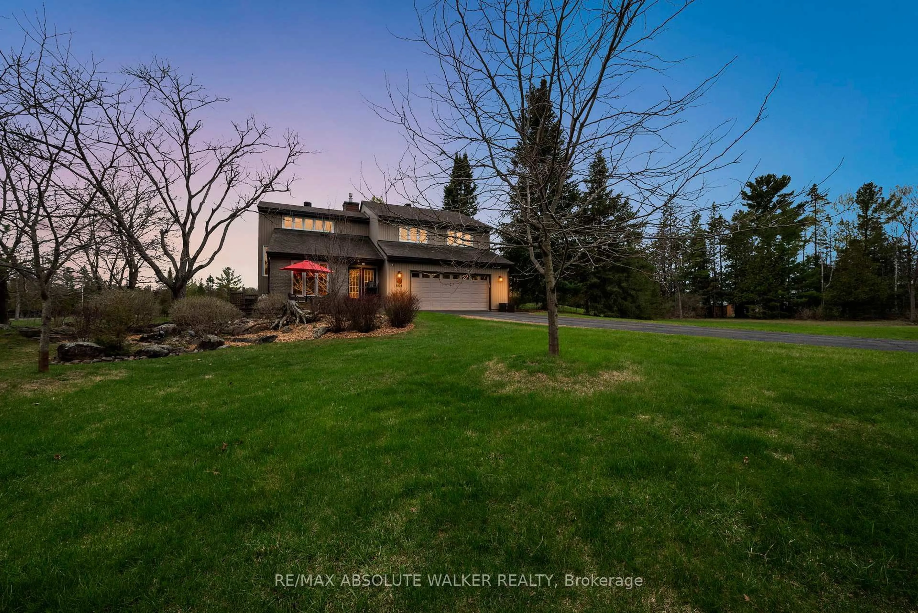 A pic from outside/outdoor area/front of a property/back of a property/a pic from drone, unknown for 194 Wagon Dr, Ottawa Ontario K0A 1T0