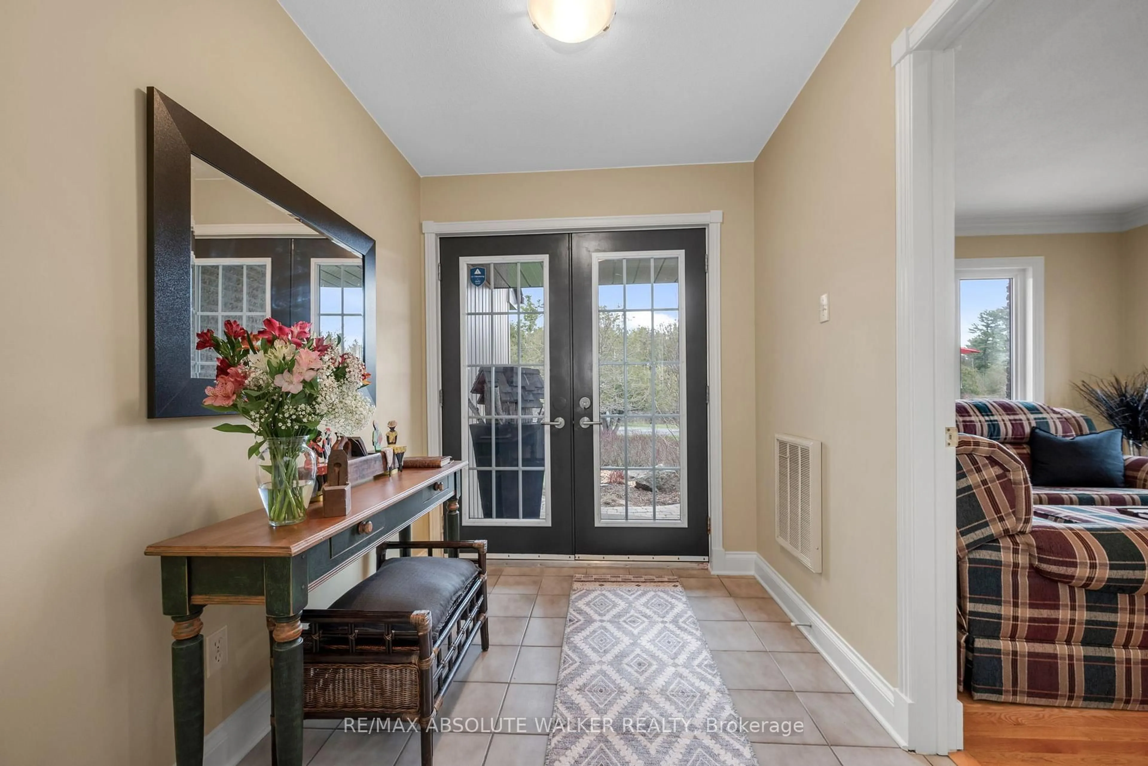 Indoor entryway for 194 Wagon Dr, Ottawa Ontario K0A 1T0