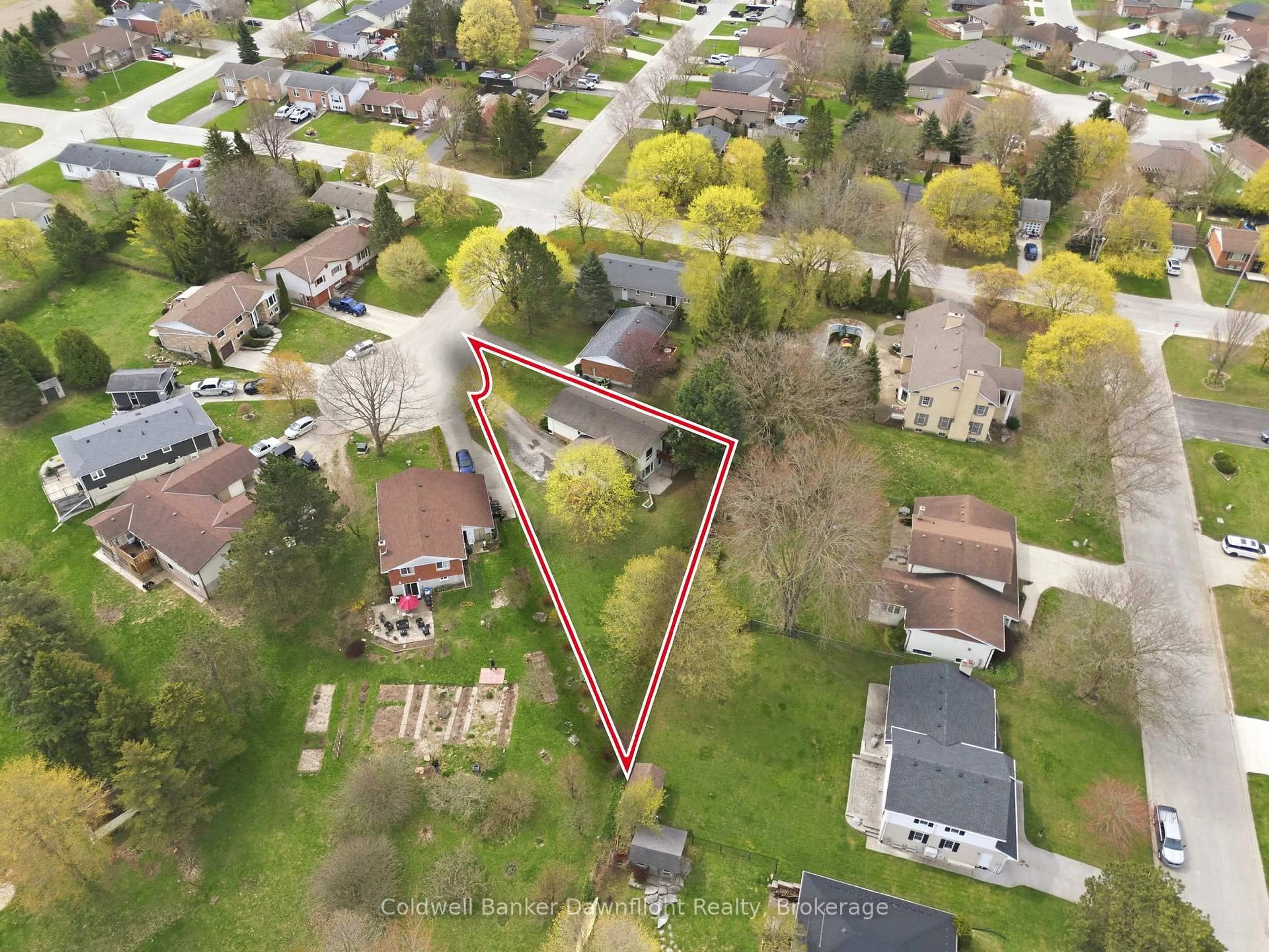 A pic from outside/outdoor area/front of a property/back of a property/a pic from drone, street for 516 Maitland Crt, North Huron Ontario N0G 2W0