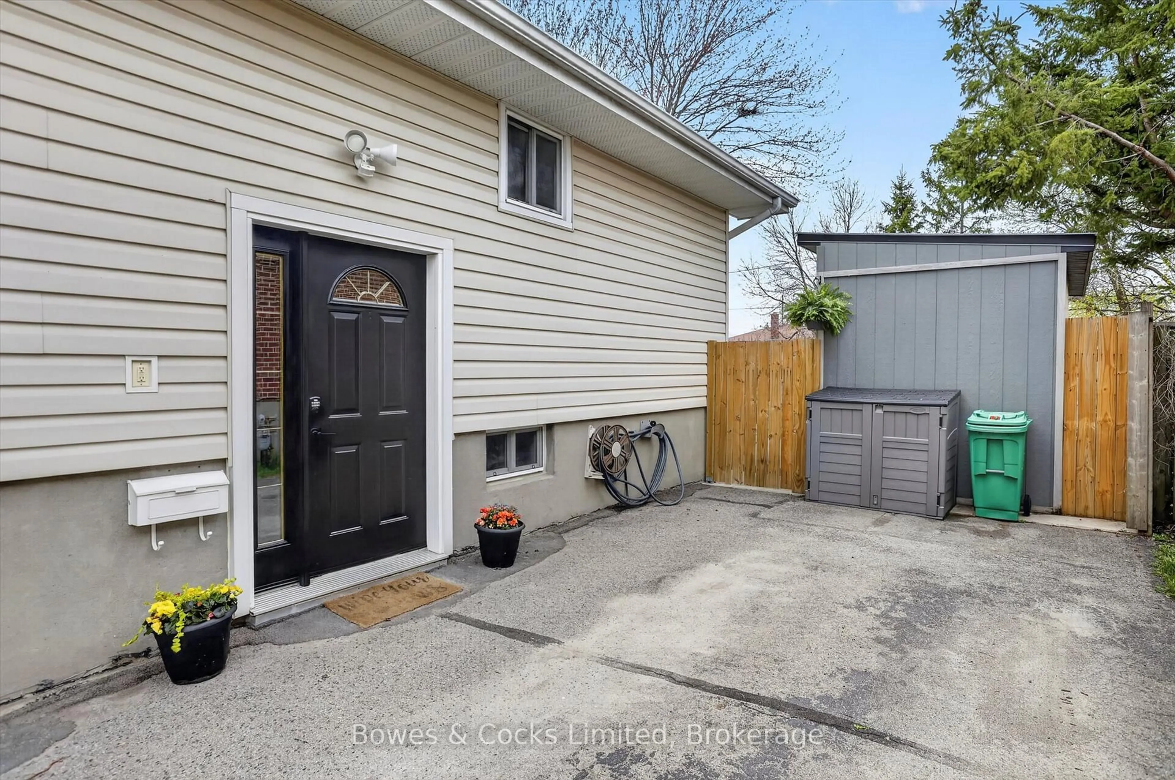 Unknown for 832 Cameron St, Peterborough Ontario K9J 4A3