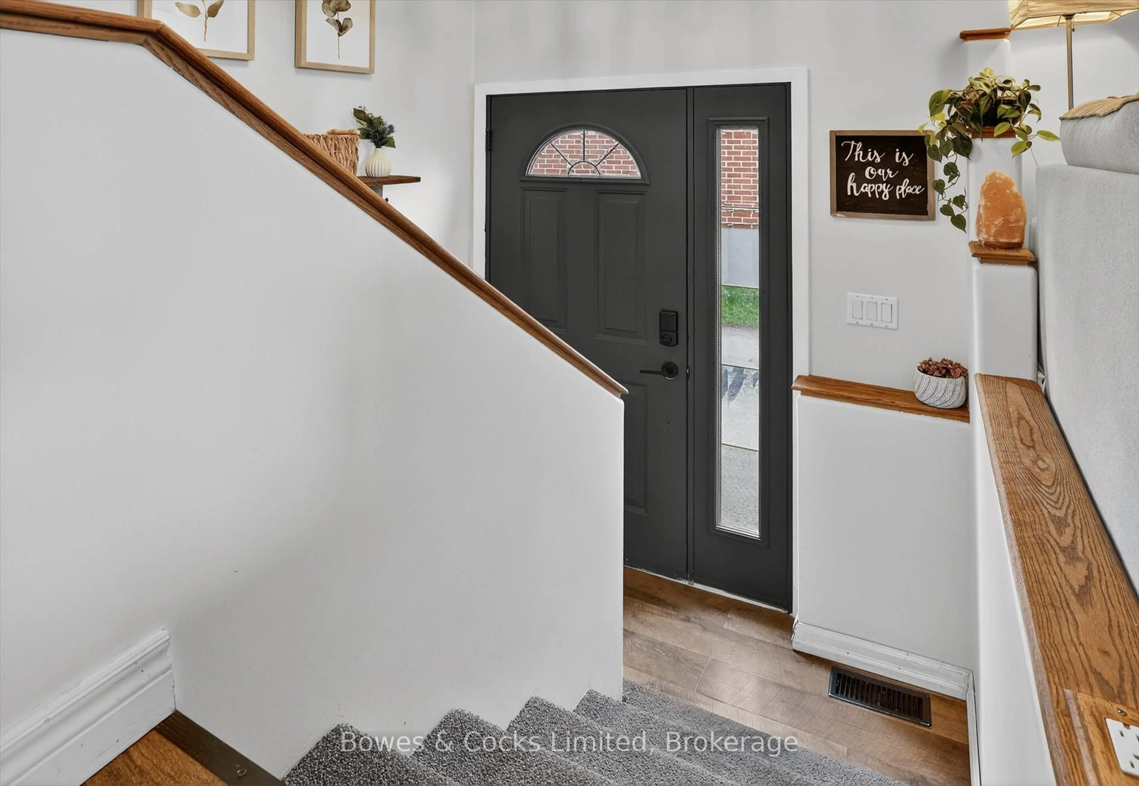 Indoor entryway for 832 Cameron St, Peterborough Ontario K9J 4A3