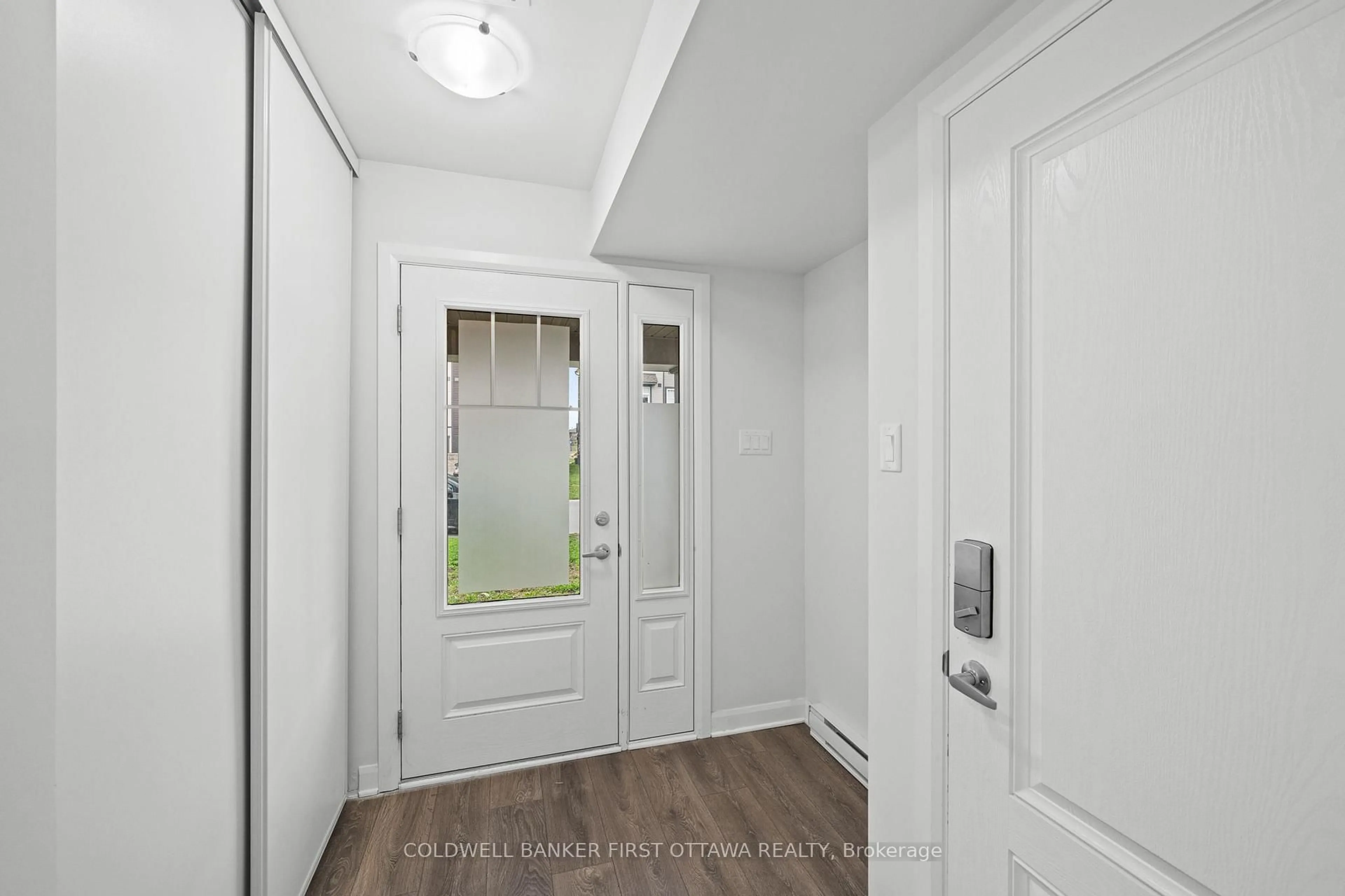 Indoor entryway for 511 Clemency Cres, Ottawa Ontario K2J 6R7