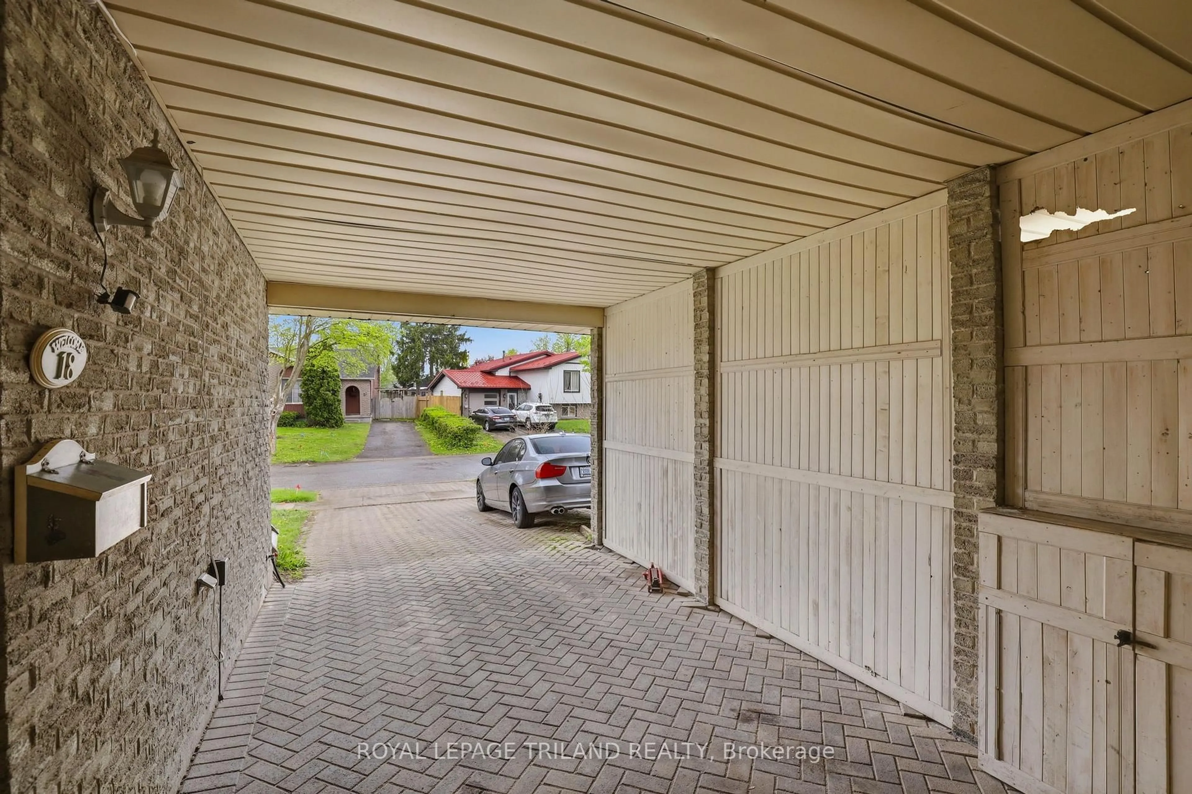 Indoor garage for 18 Tumbleweed Cres, London South Ontario N6E 2N7