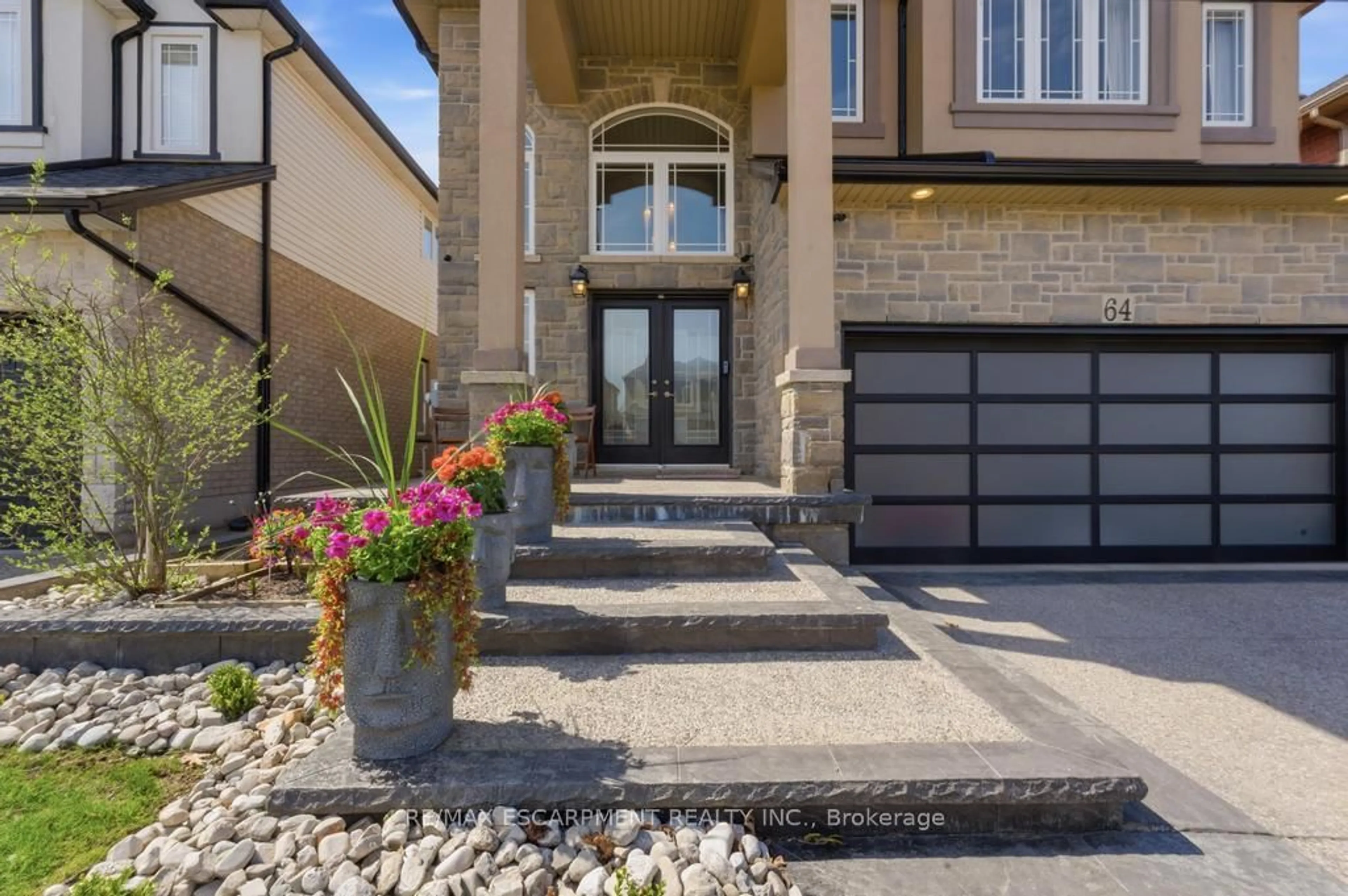 Indoor entryway for 64 Onyx Crt, Hamilton Ontario L8W 4A3