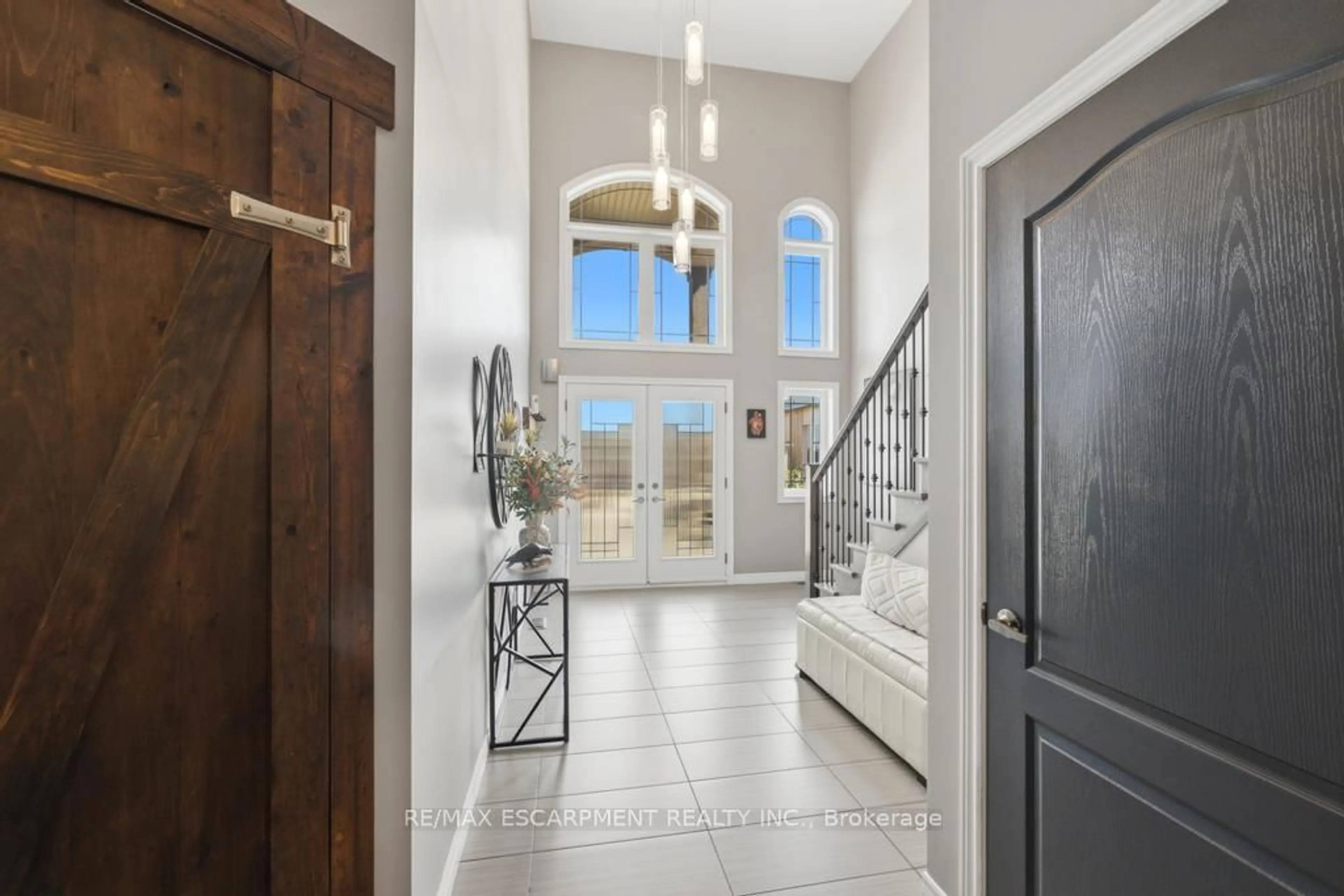 Indoor entryway for 64 Onyx Crt, Hamilton Ontario L8W 4A3