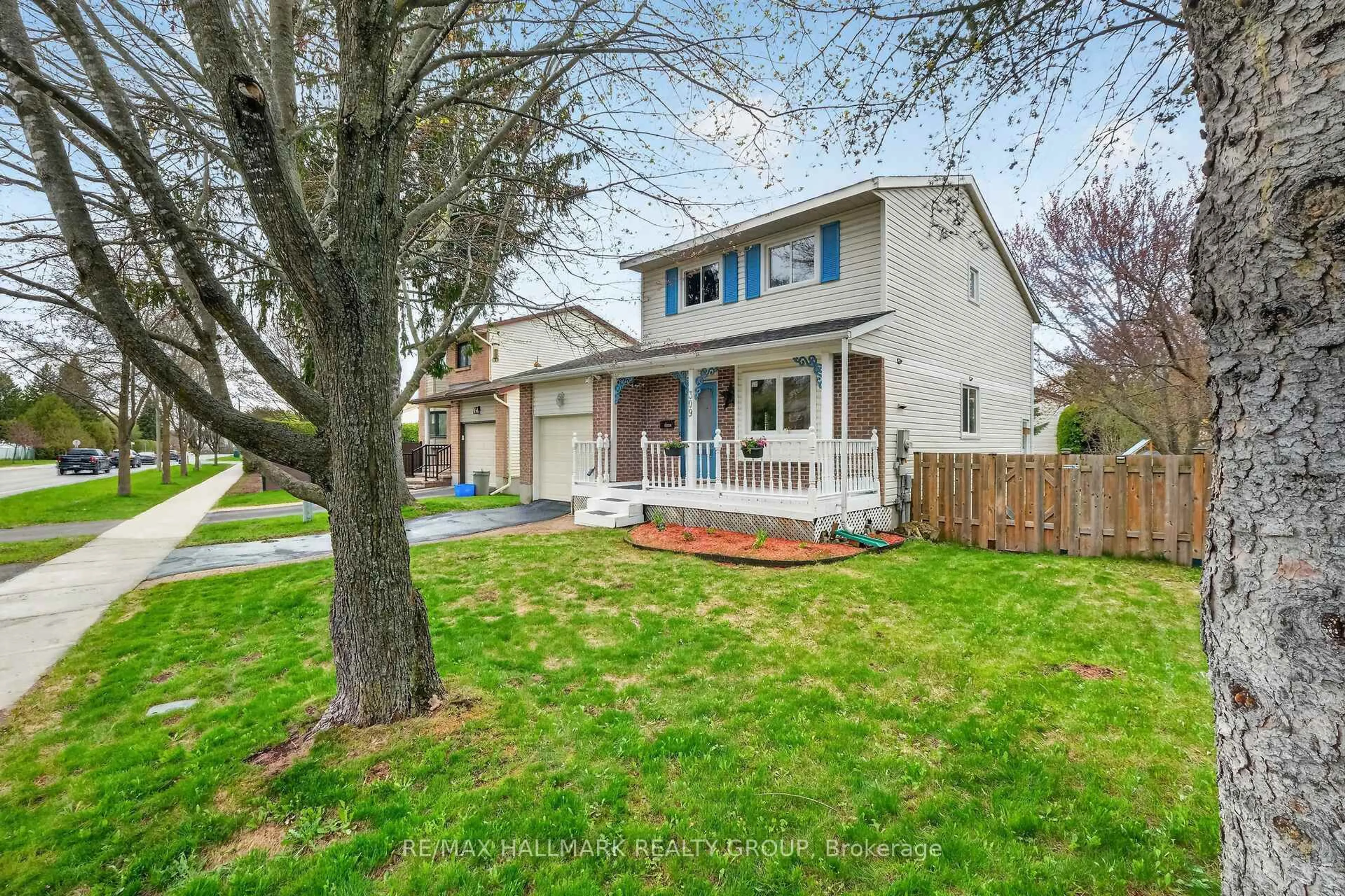 Home with vinyl exterior material, street for 309 Des Epinettes Ave, Orleans Ontario K1E 2P1
