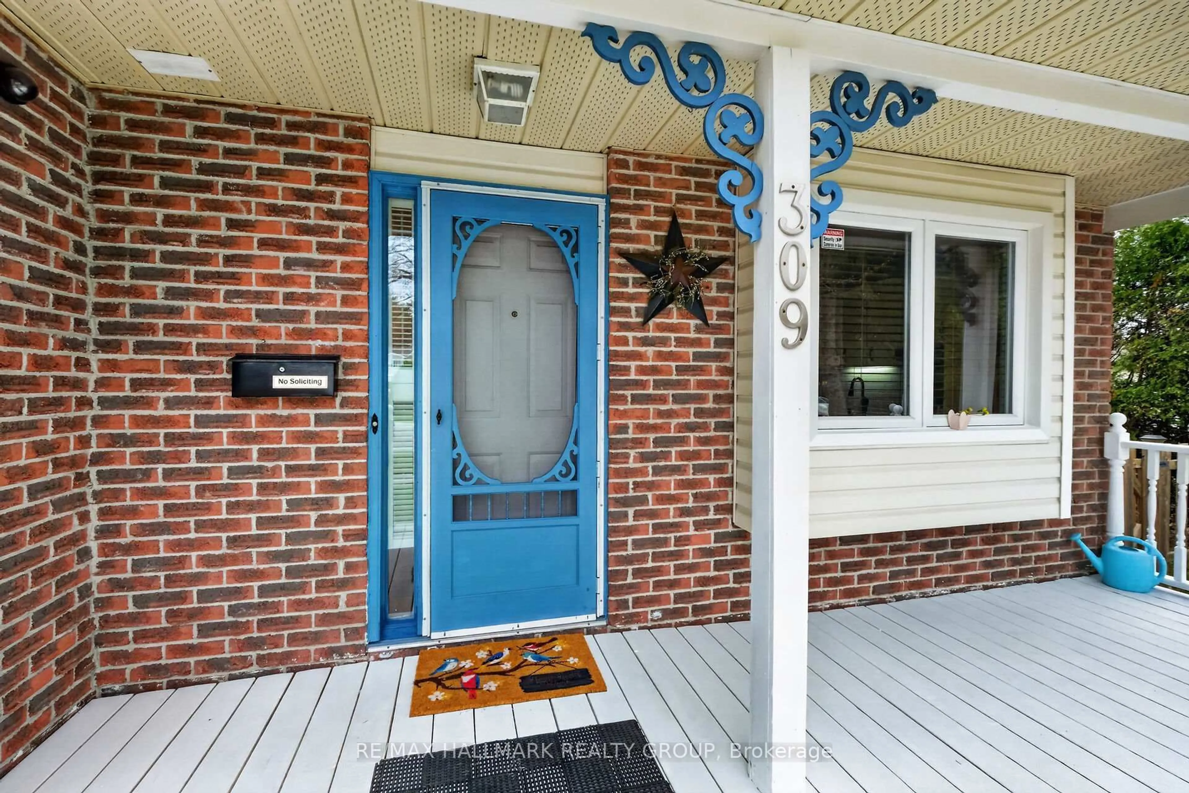 Indoor entryway for 309 Des Epinettes Ave, Orleans Ontario K1E 2P1