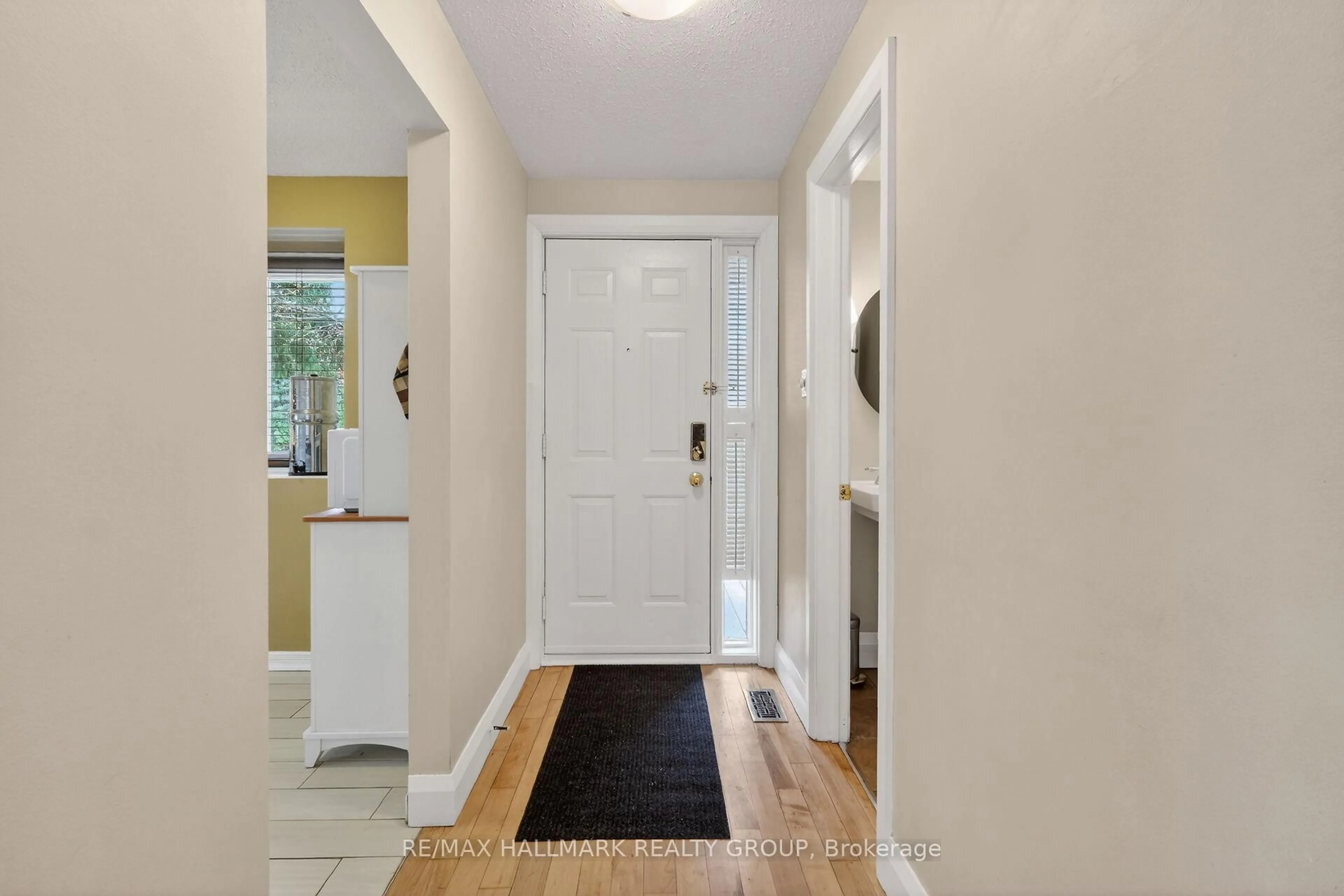 Indoor entryway for 309 Des Epinettes Ave, Orleans Ontario K1E 2P1