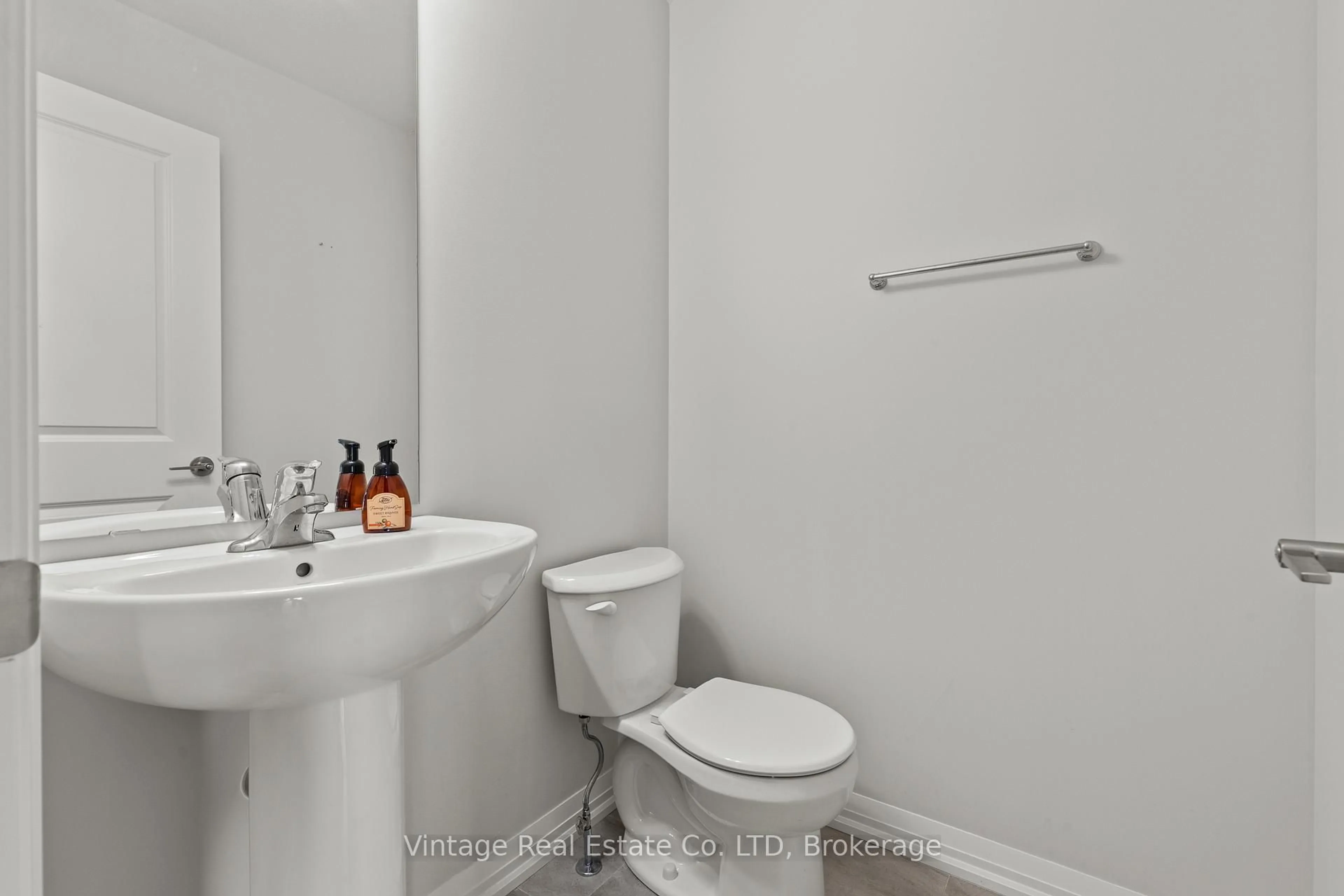 Standard bathroom, unknown for 46 Samuel Ave, Pelham Ontario L3B 5N5