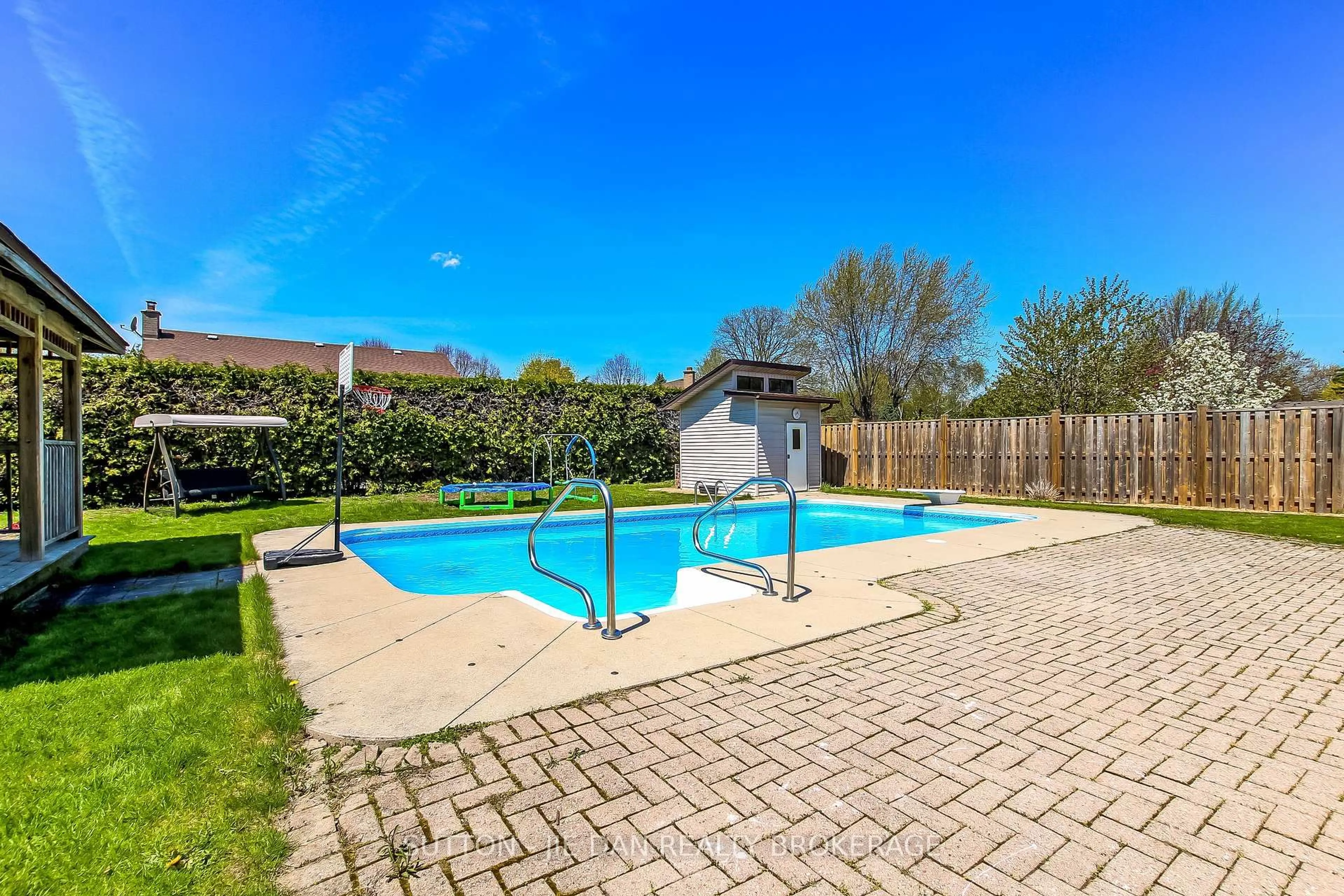 Pool for 720 GRENFELL Dr, London North Ontario N5X 2C5