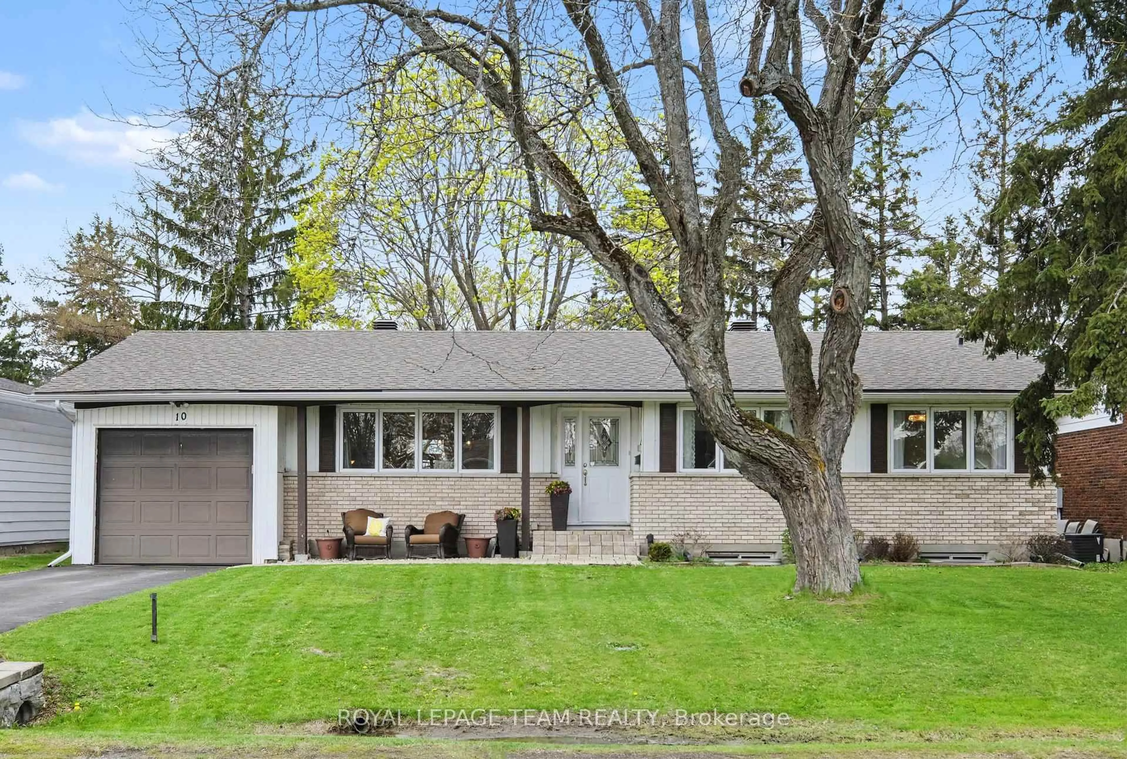 Home with vinyl exterior material, street for 10 Westdale Ave, Ottawa Ontario K2H 5J3