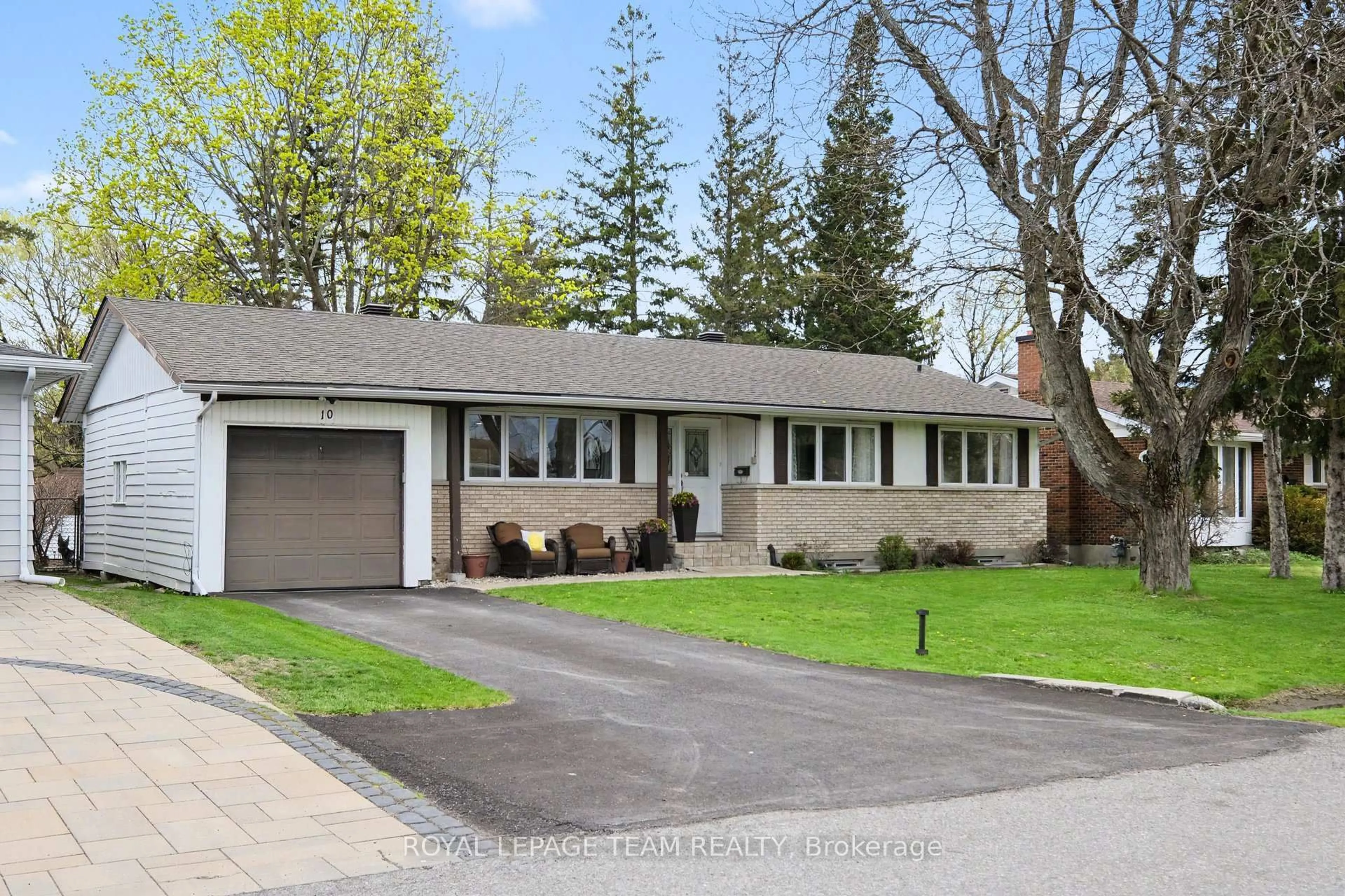 Home with vinyl exterior material, street for 10 Westdale Ave, Ottawa Ontario K2H 5J3