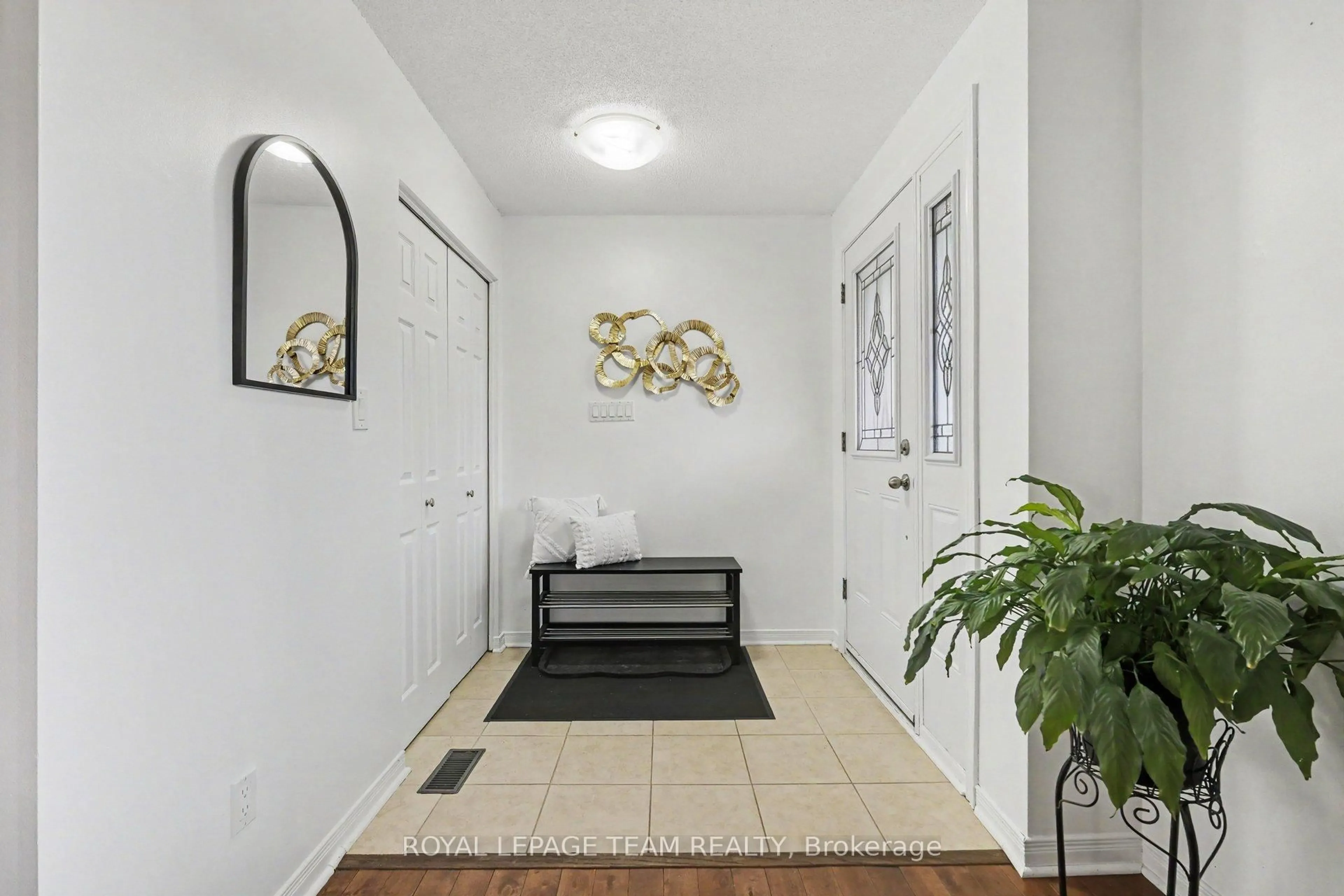 Indoor entryway for 10 Westdale Ave, Ottawa Ontario K2H 5J3