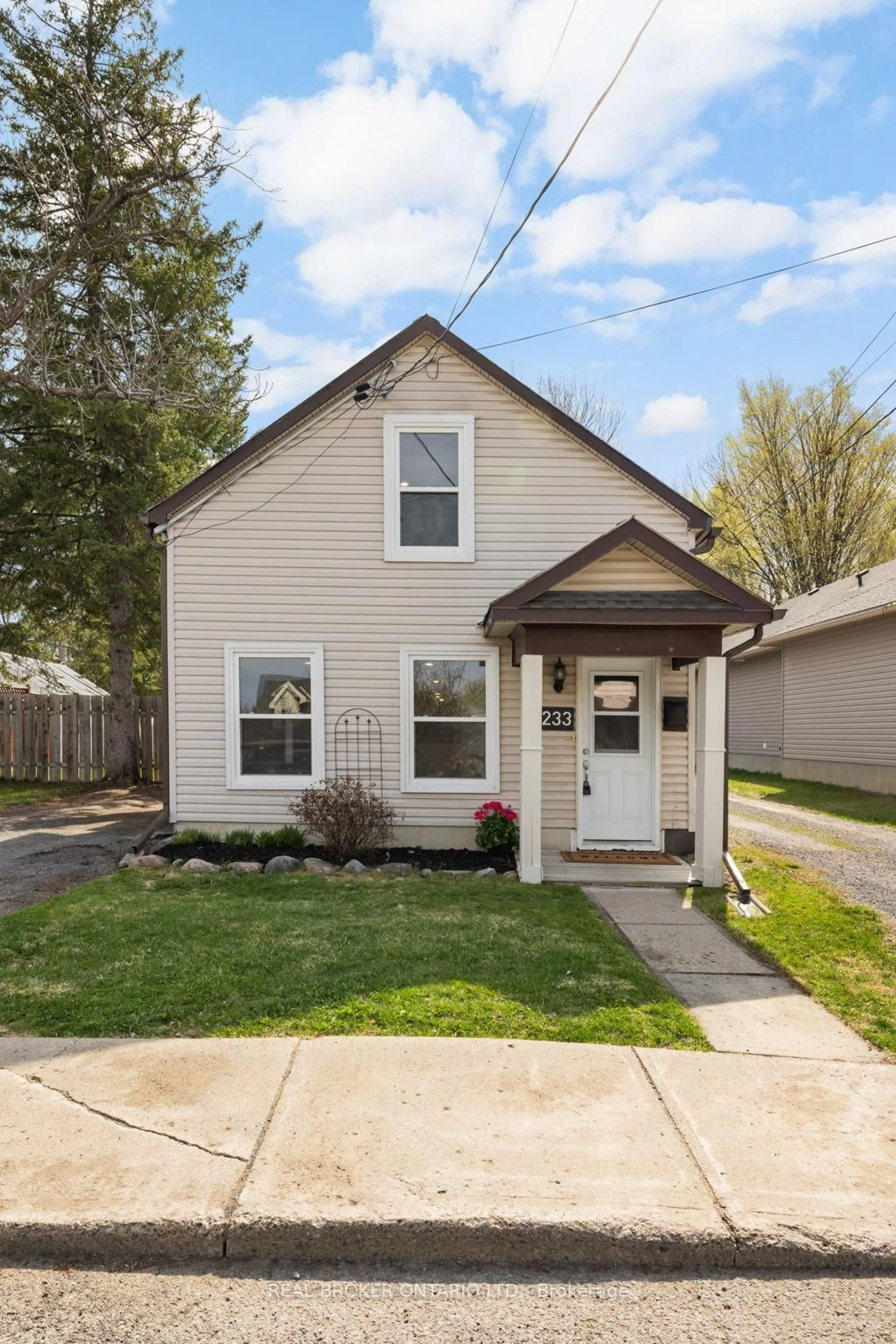 Home with vinyl exterior material, street for 233 Bell St, Arnprior Ontario K7S 2R7
