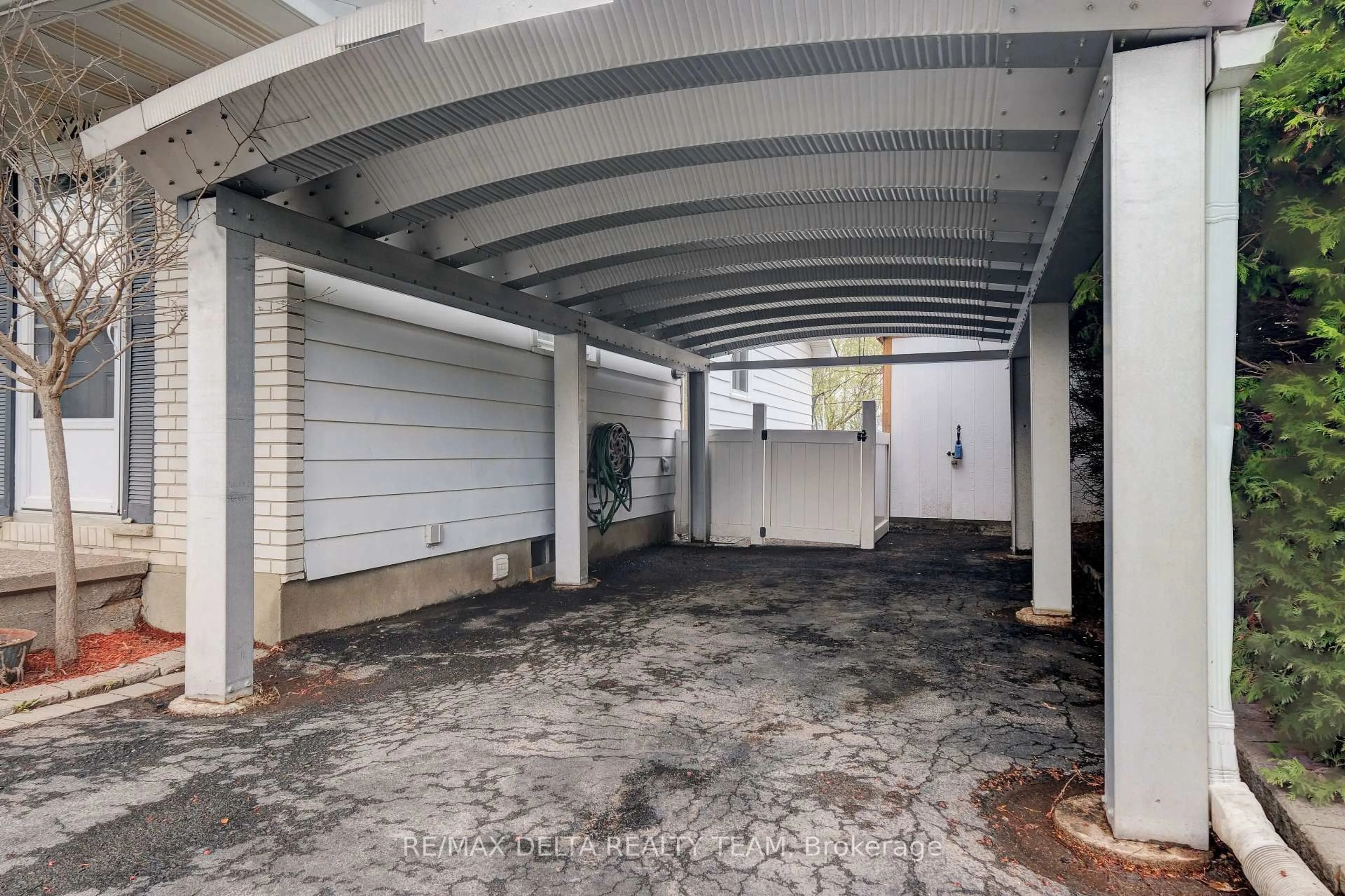 Indoor garage for 2210 Bickerton Ave, Ottawa Ontario K1J 6Y3