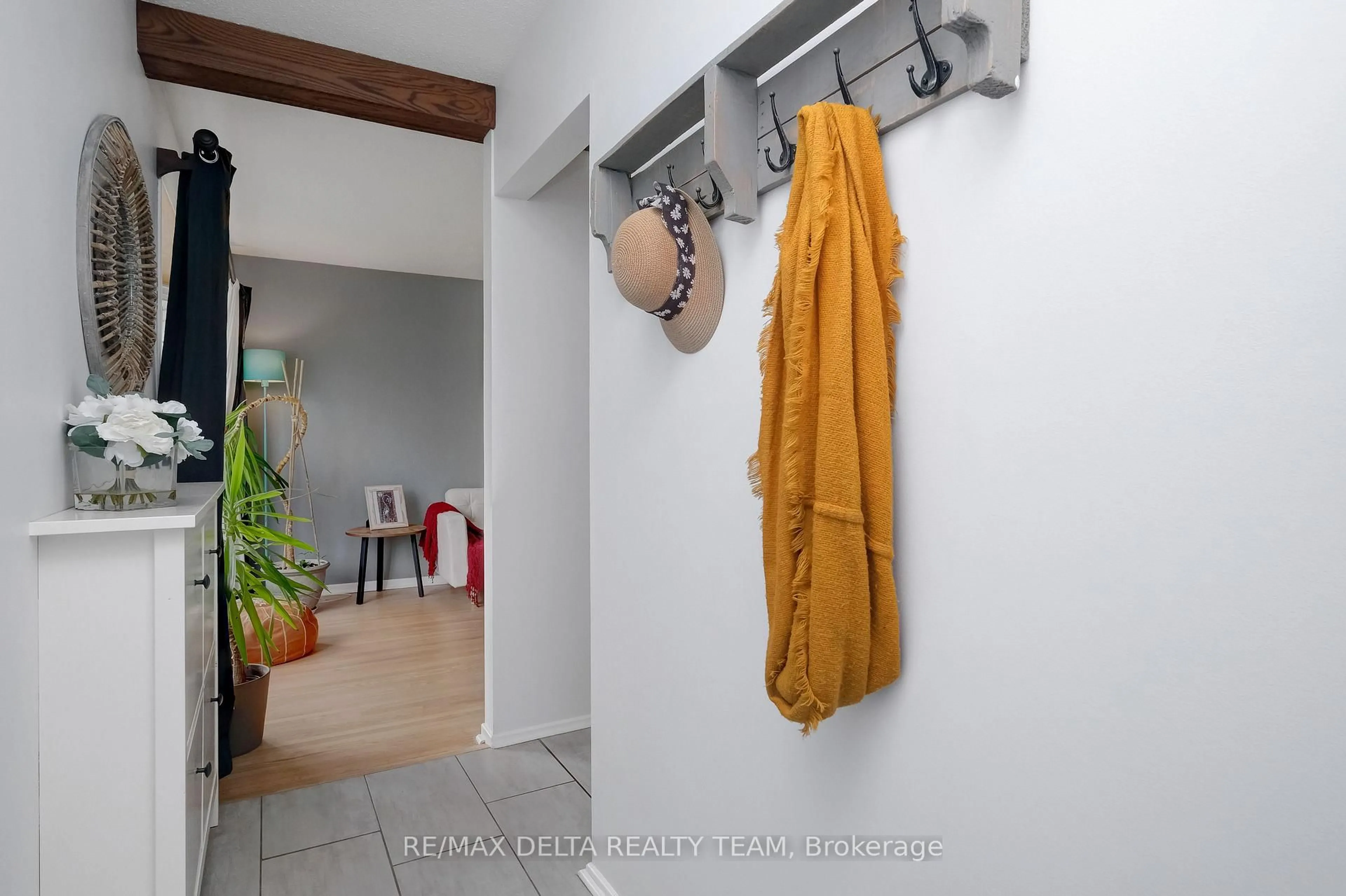Indoor entryway for 2210 Bickerton Ave, Ottawa Ontario K1J 6Y3