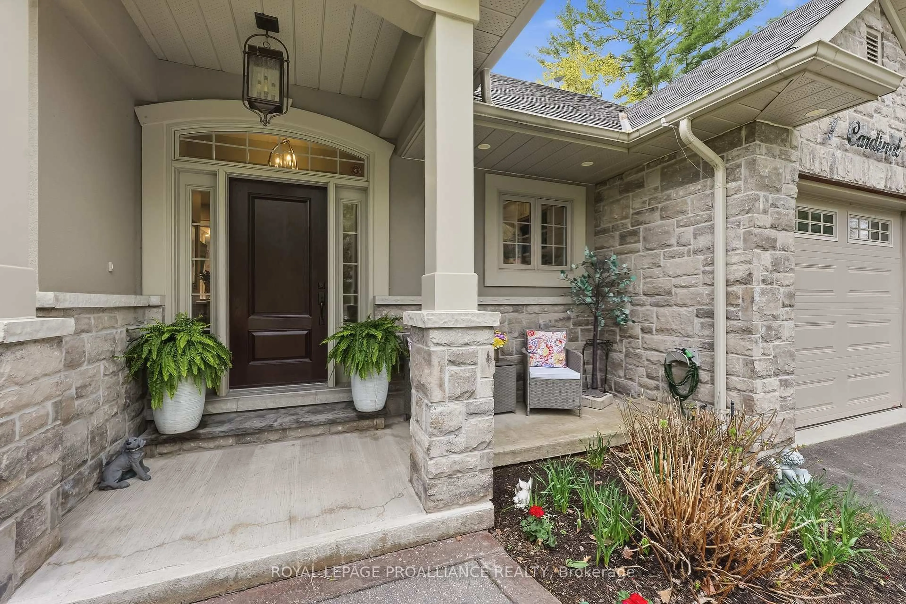 Indoor entryway for 1 Cardinal Crt, Quinte West Ontario K8V 5P6