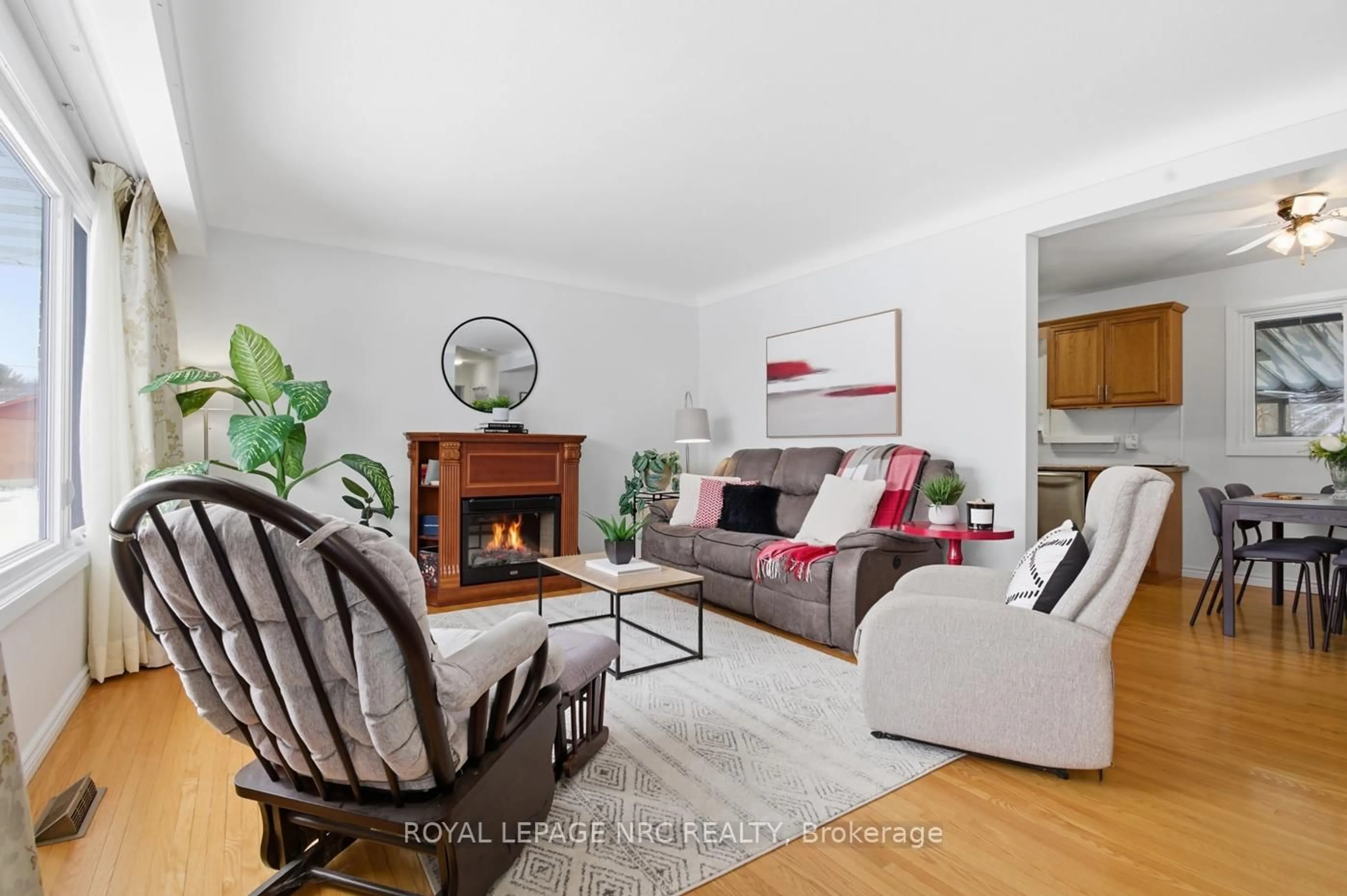 Living room with furniture, wood/laminate floor for 14 Terrace Ave, Welland Ontario L3C 2C4
