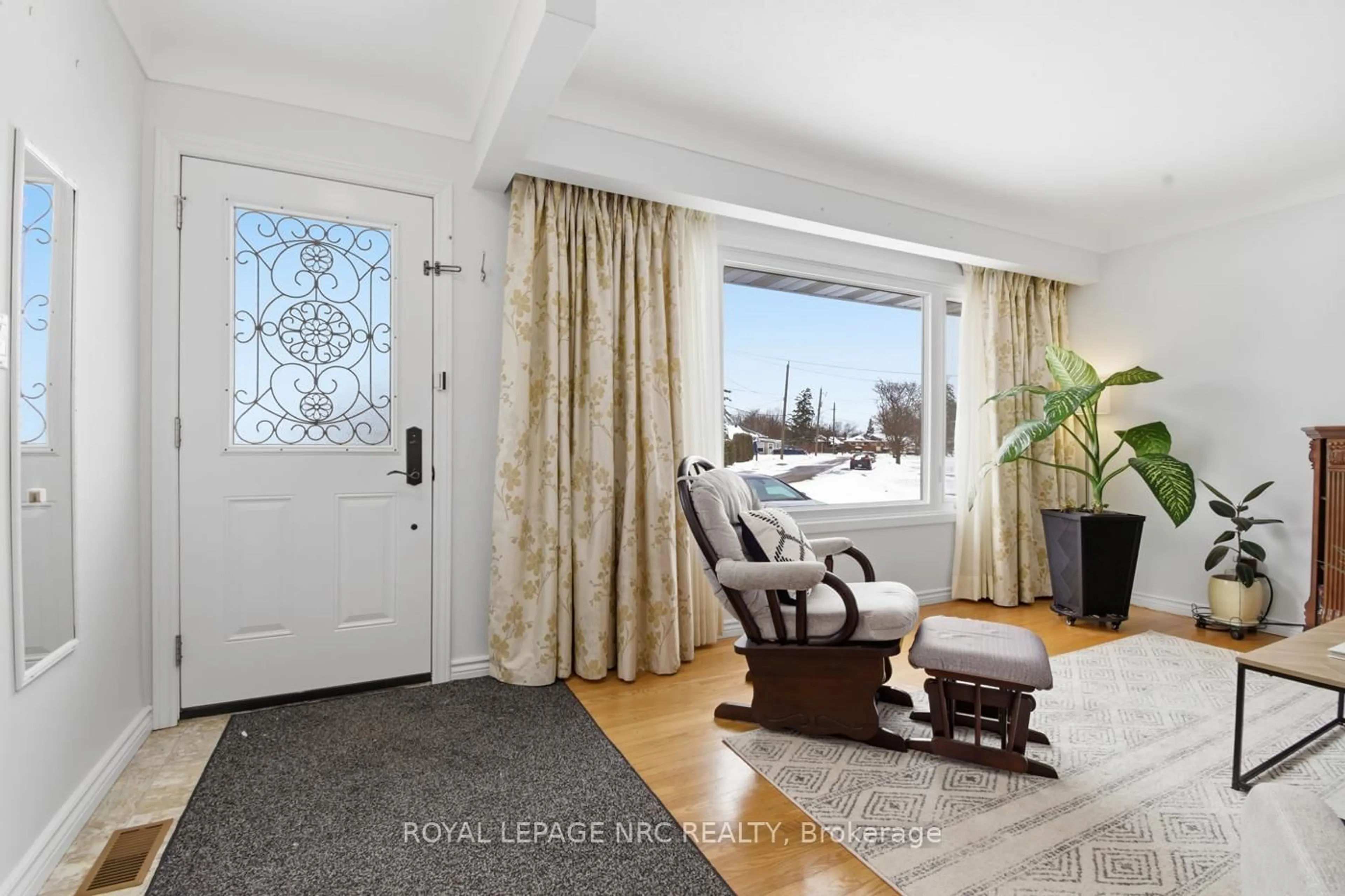 Indoor entryway for 14 Terrace Ave, Welland Ontario L3C 2C4