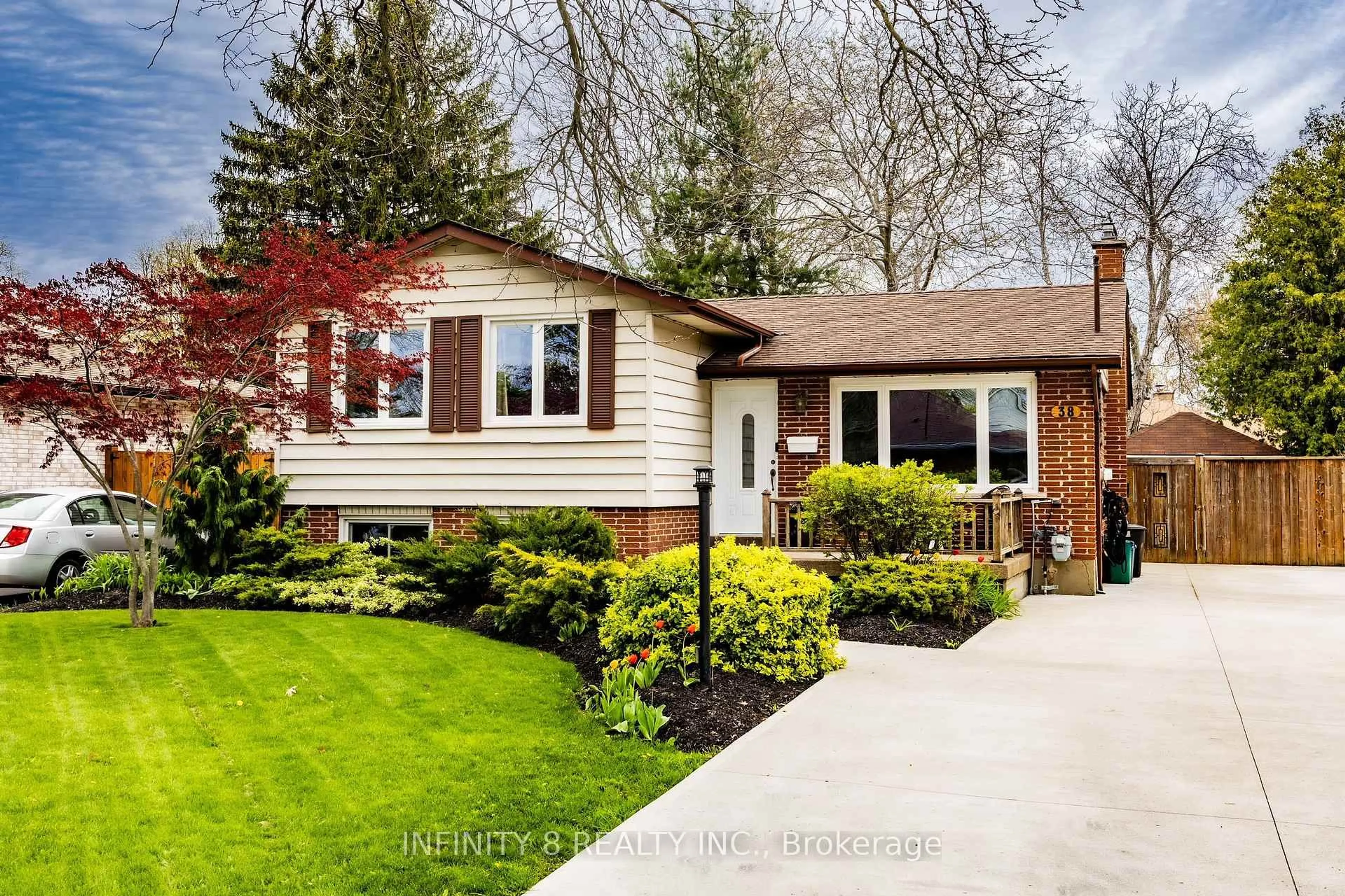 Home with brick exterior material, street for 38 Crescentwood Dr, St. Catharines Ontario L2N 4L1