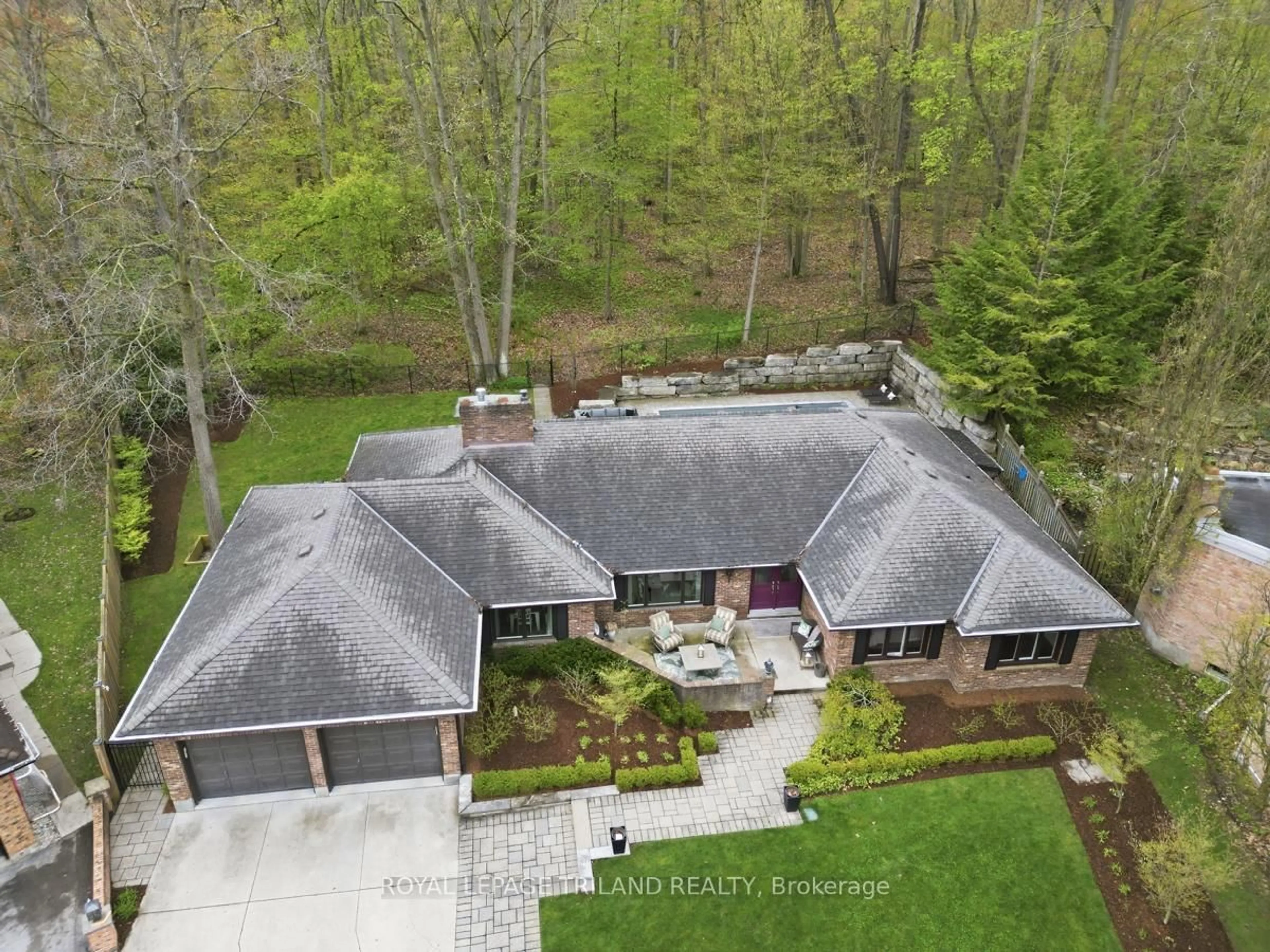 A pic from outside/outdoor area/front of a property/back of a property/a pic from drone, unknown for 42 Mapleton Pl, London South Ontario N6K 4A6
