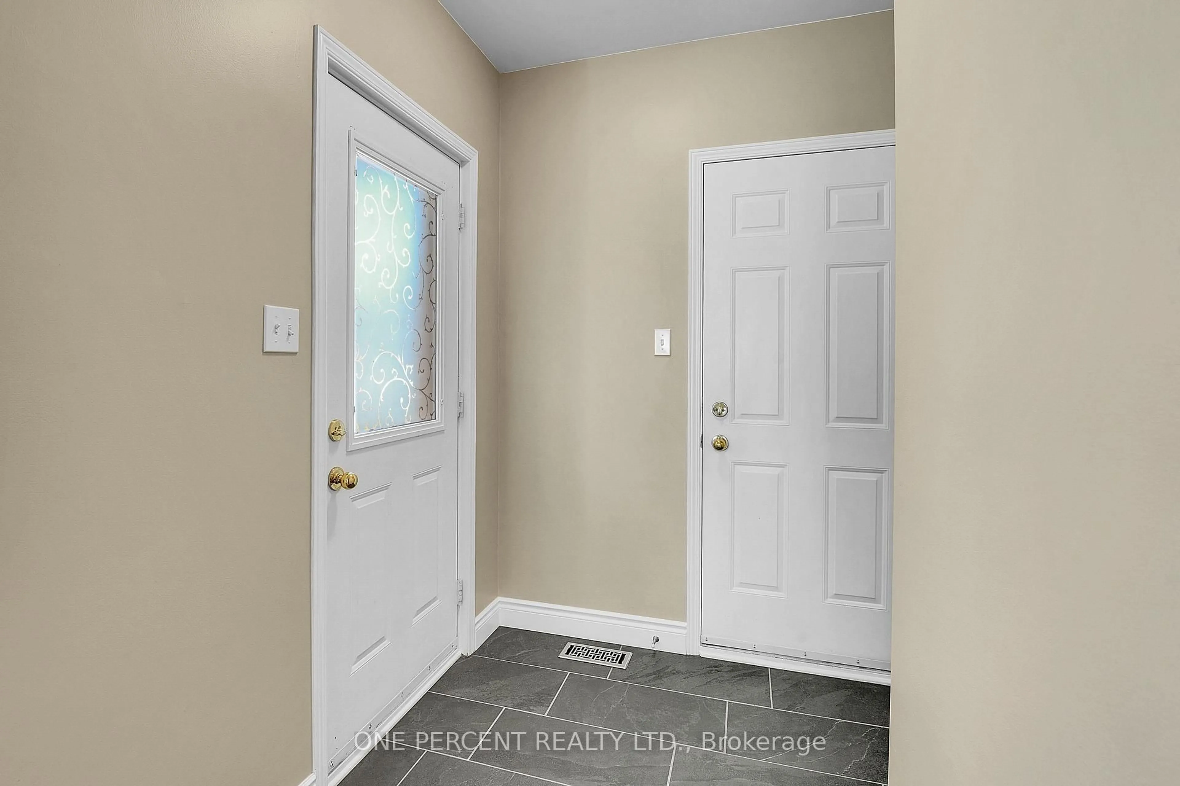 Indoor entryway for 234 Beatrice Dr, Ottawa Ontario K2J 4P1