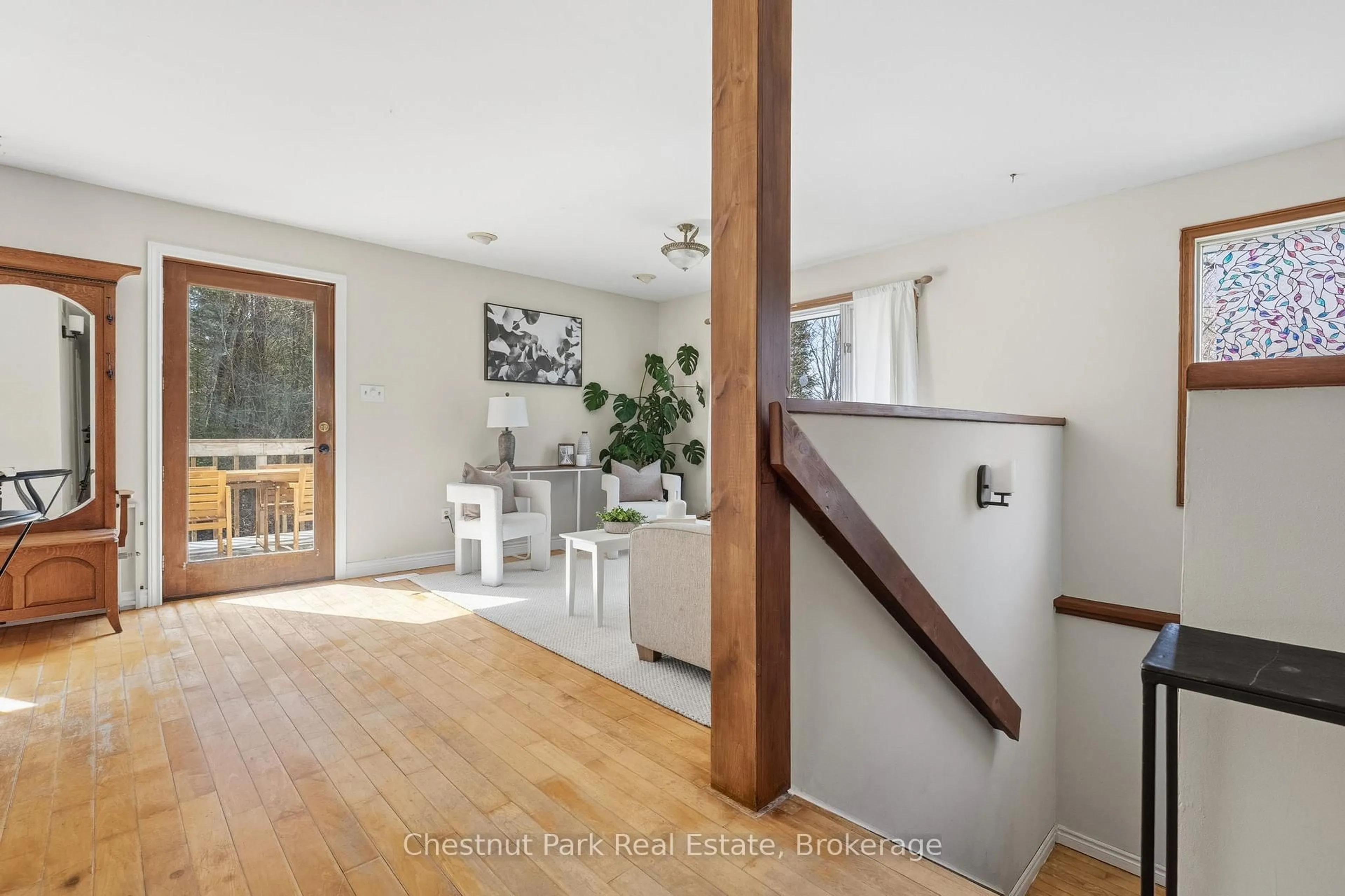 Indoor entryway for 1895 Lone Pine Dr, Huntsville Ontario P0B 1L0