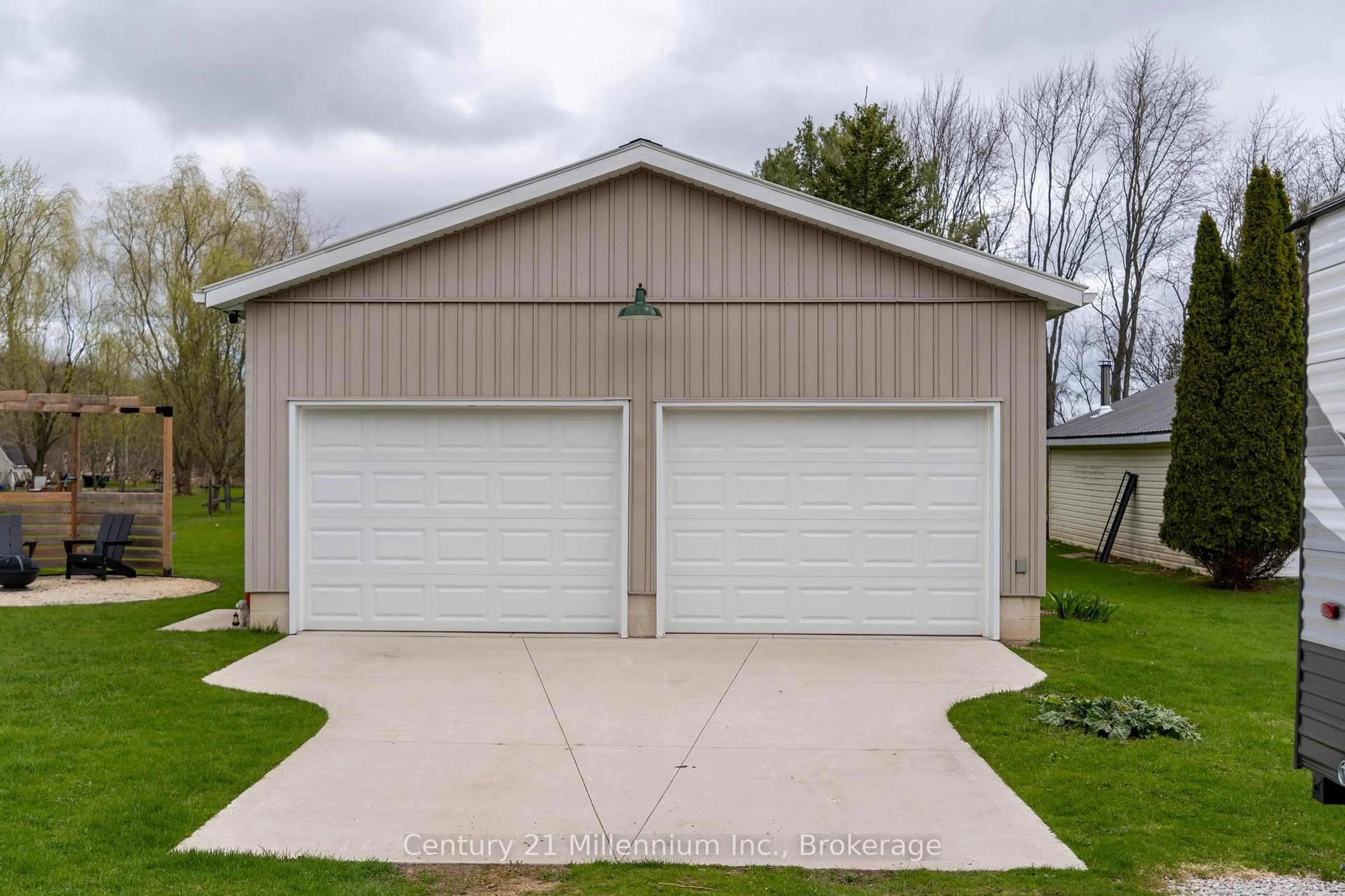 Indoor garage for 871 16th St, Georgian Bluffs Ontario N4K 6V5