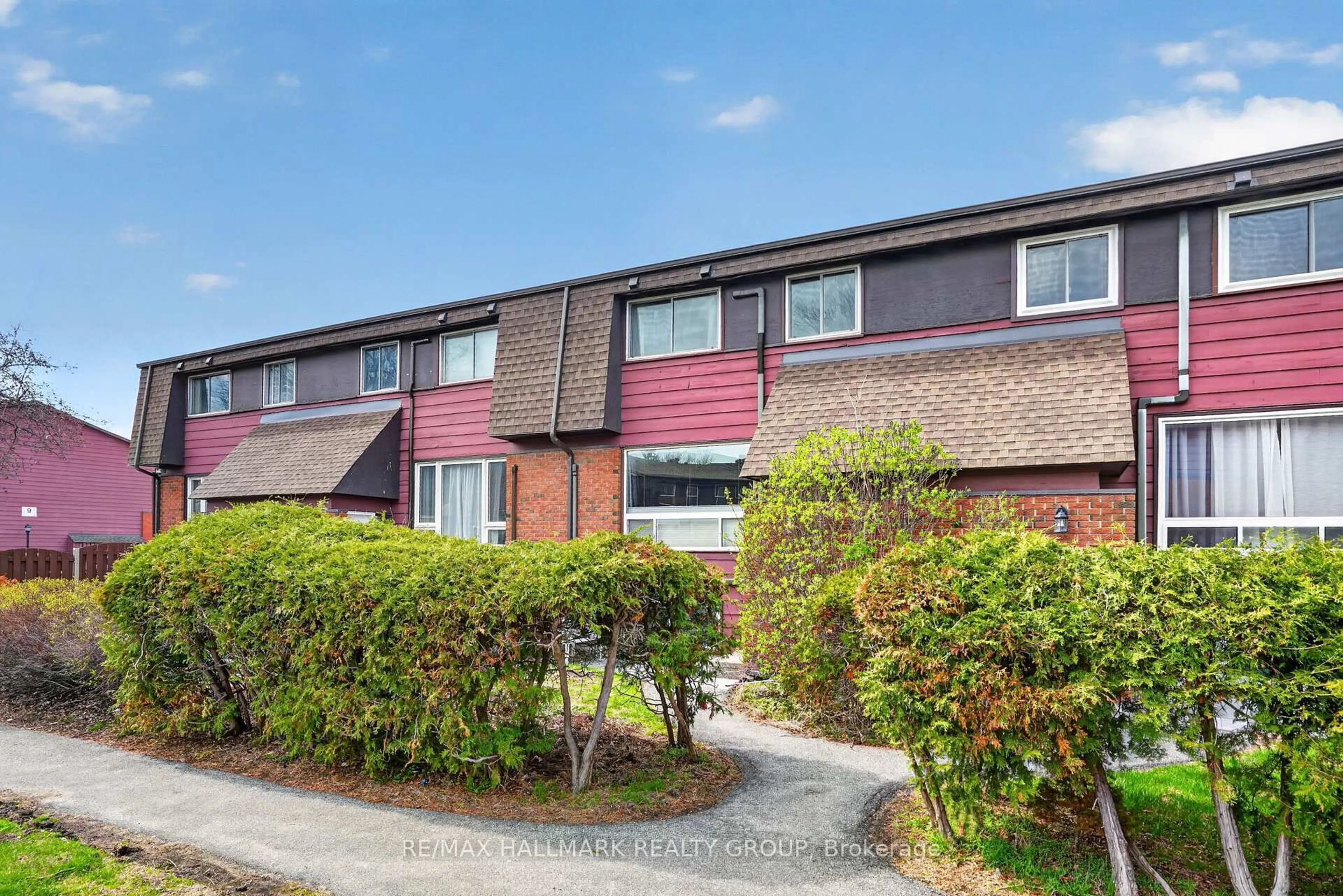 A pic from outside/outdoor area/front of a property/back of a property/a pic from drone, street for 7C Banner Rd, Ottawa Ontario K2H 8T3