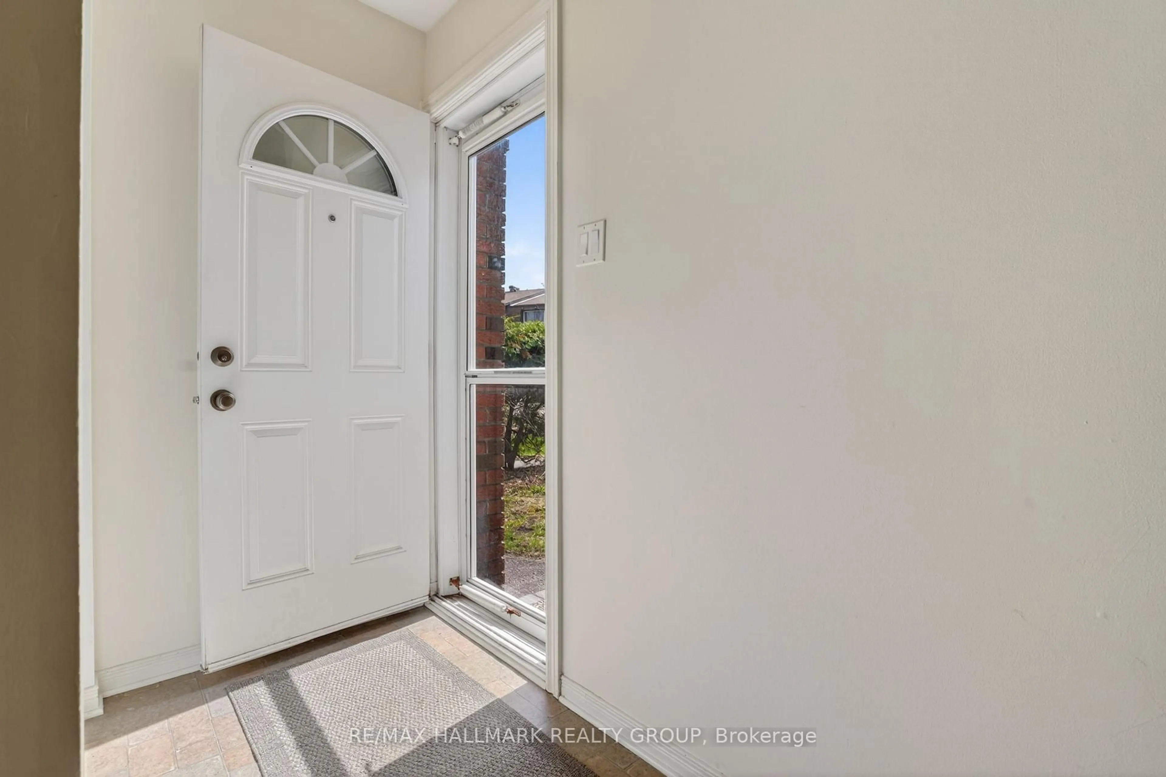 Indoor entryway for 7C Banner Rd, Ottawa Ontario K2H 8T3