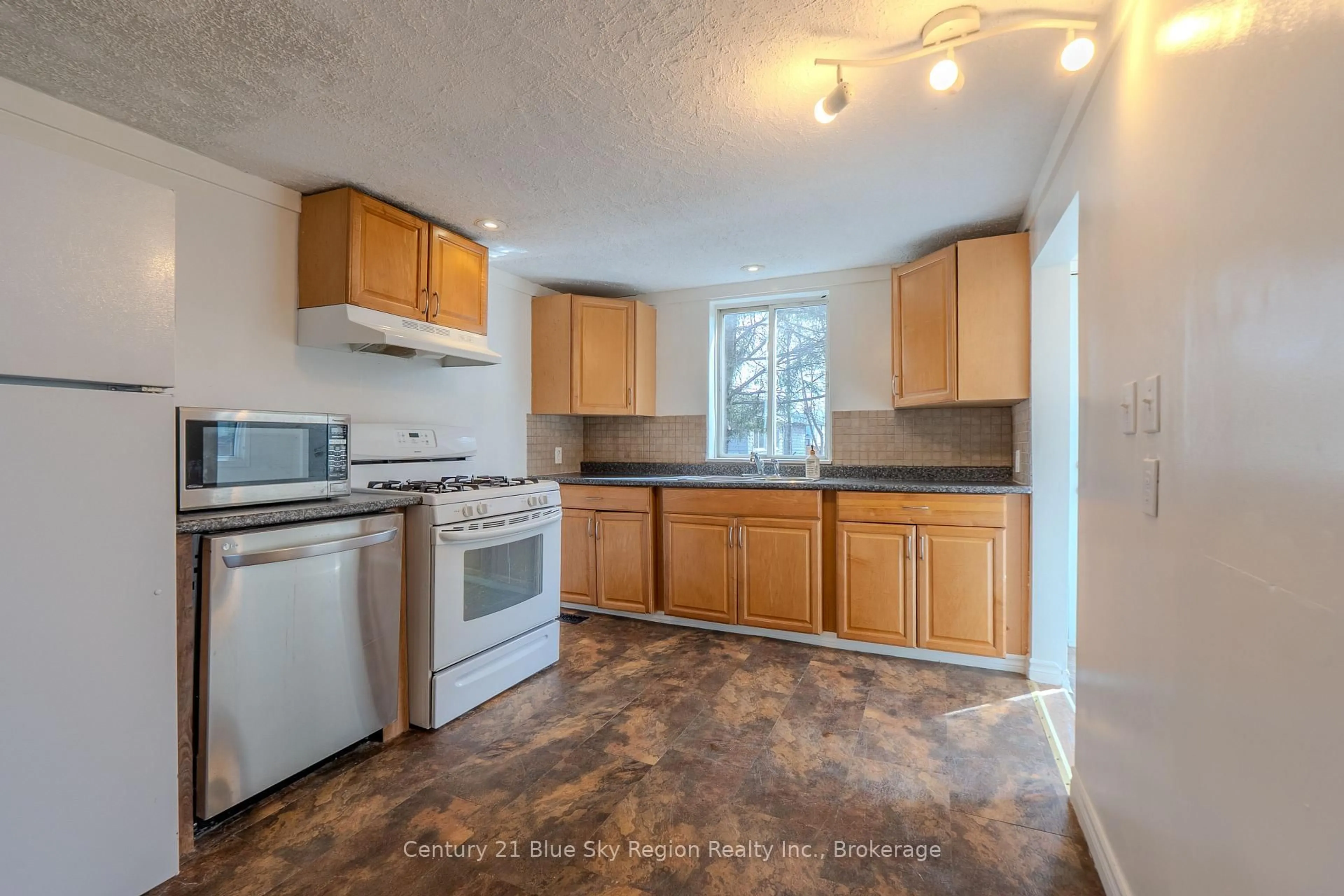 Standard kitchen, unknown for 18 Pollard Ave, North Bay Ontario P1A 1Z5