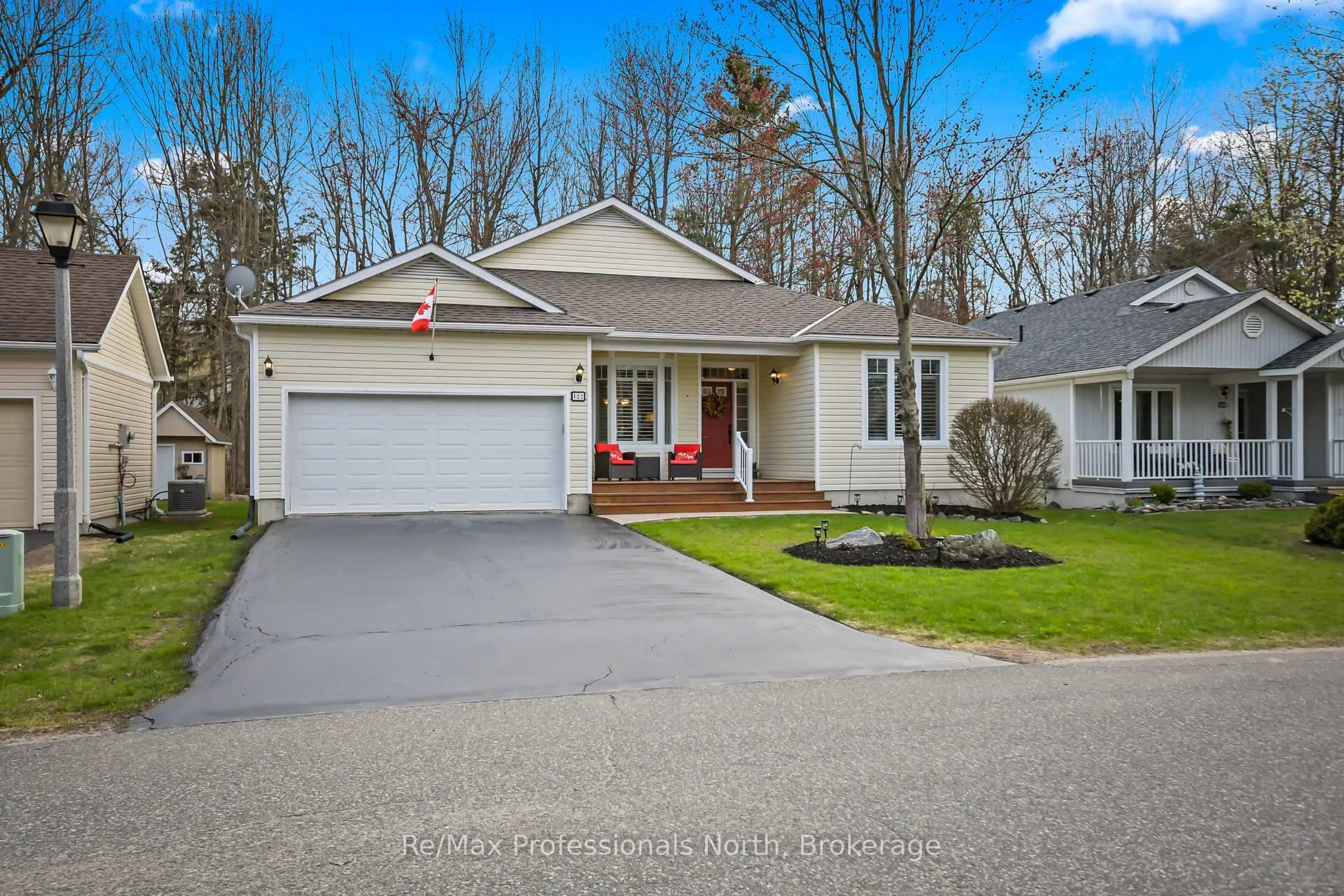 Home with vinyl exterior material, street for 117 Hedgewood Lane, Gravenhurst Ontario P1P 1Z4