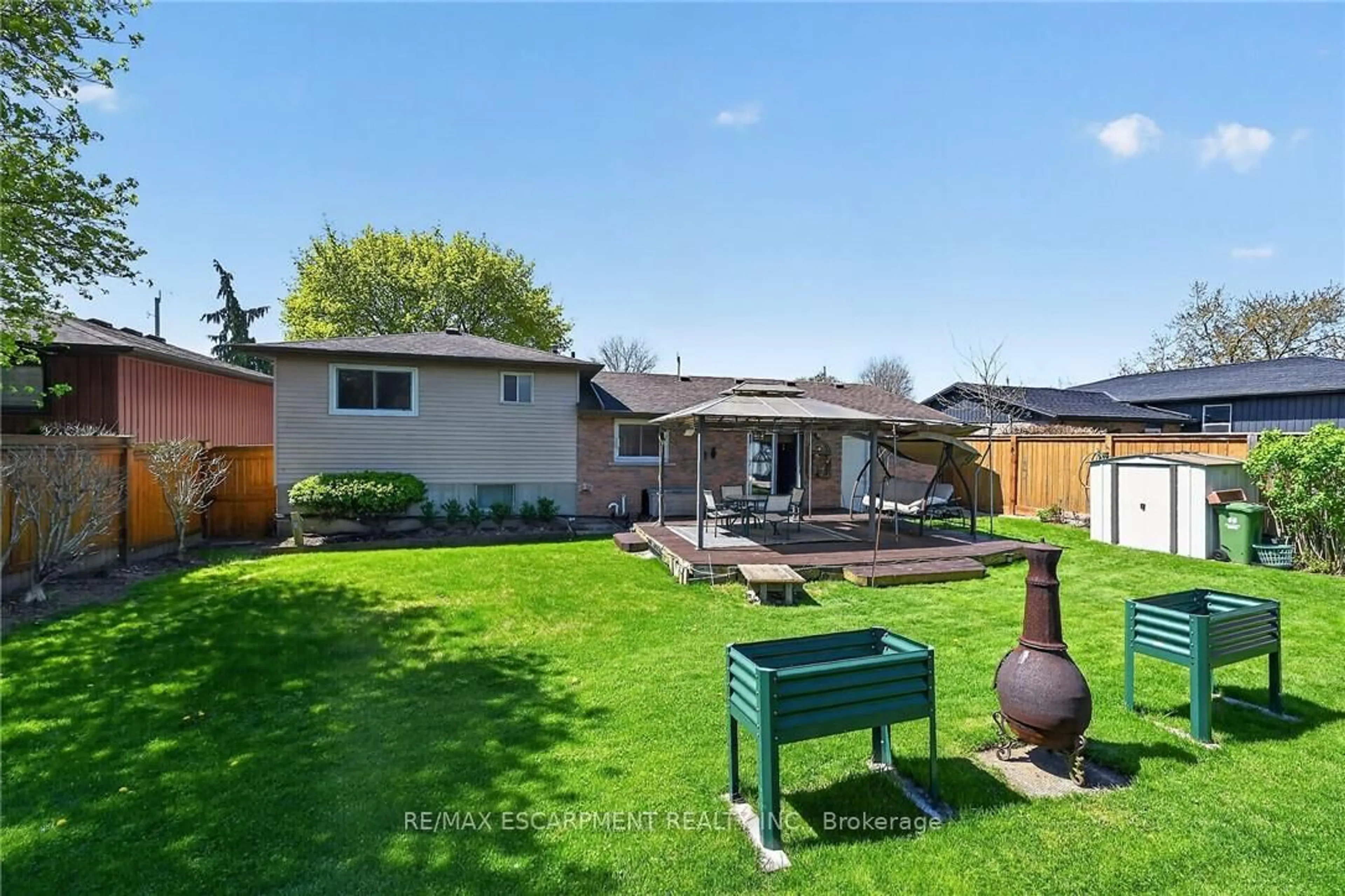 A pic from outside/outdoor area/front of a property/back of a property/a pic from drone, street for 331 MacCrae Dr, Haldimand Ontario N3W 1K5