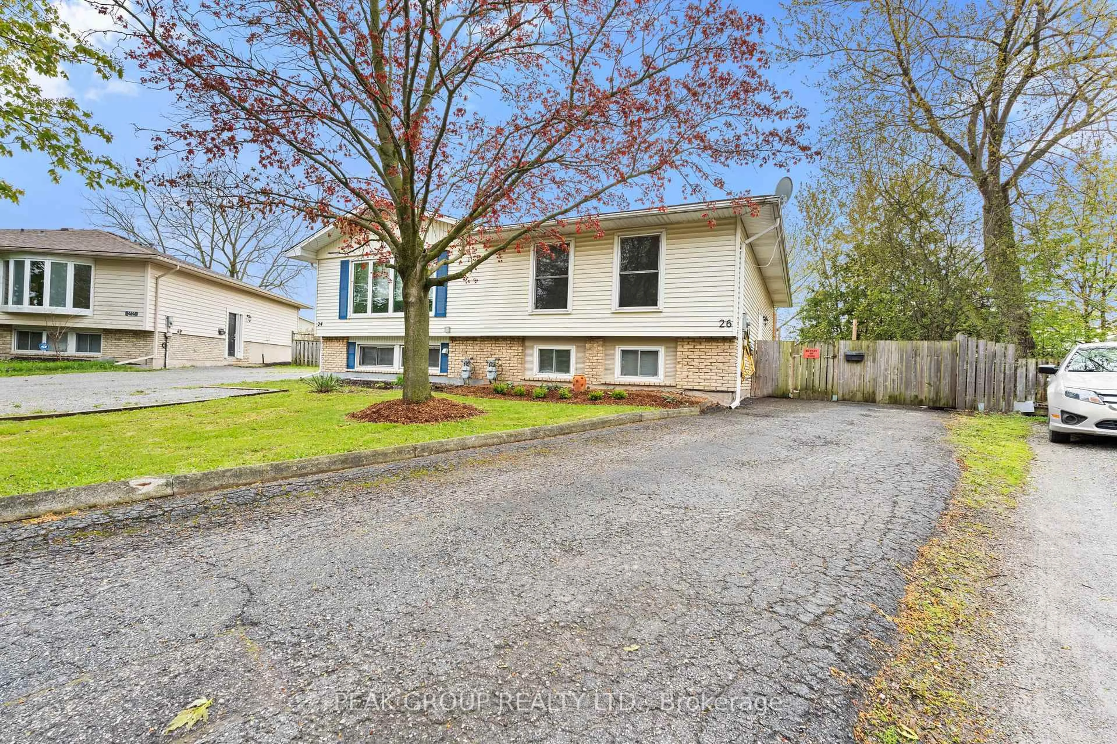 Home with vinyl exterior material, street for 26 Tara Cres, Thorold Ontario L2V 4M1
