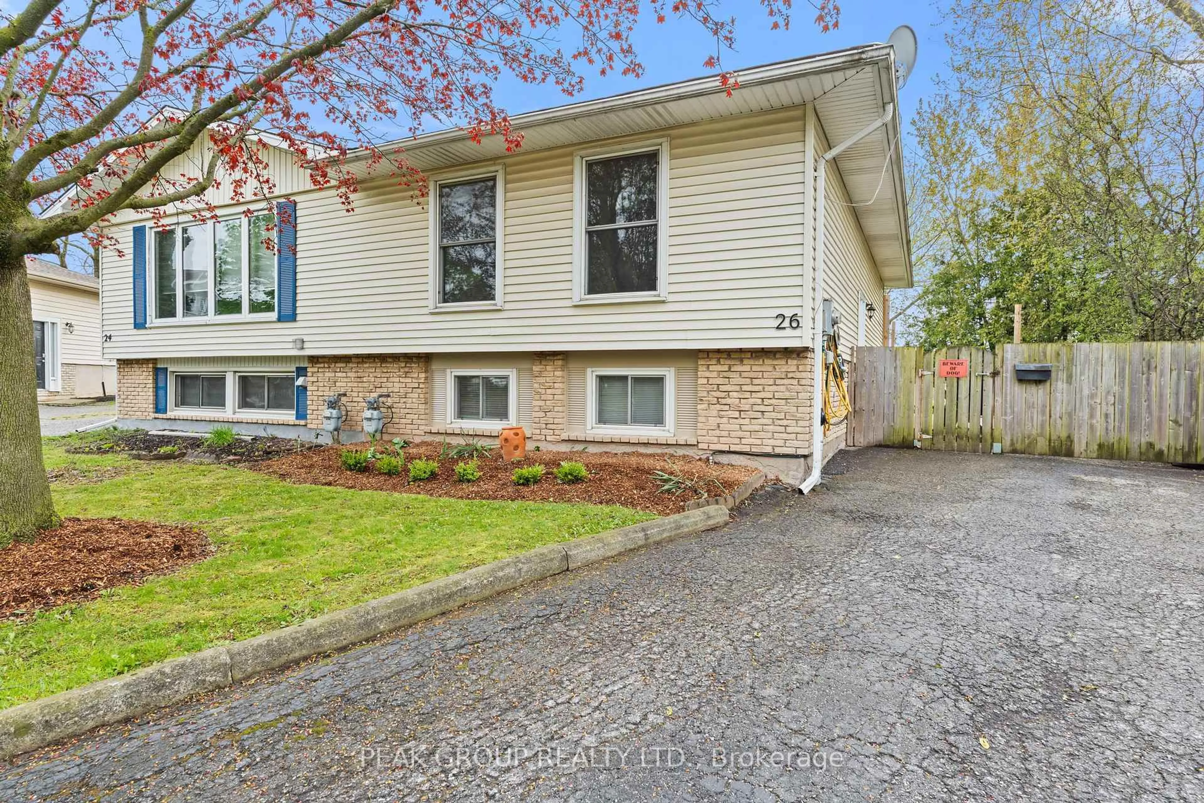Home with vinyl exterior material, street for 26 Tara Cres, Thorold Ontario L2V 4M1