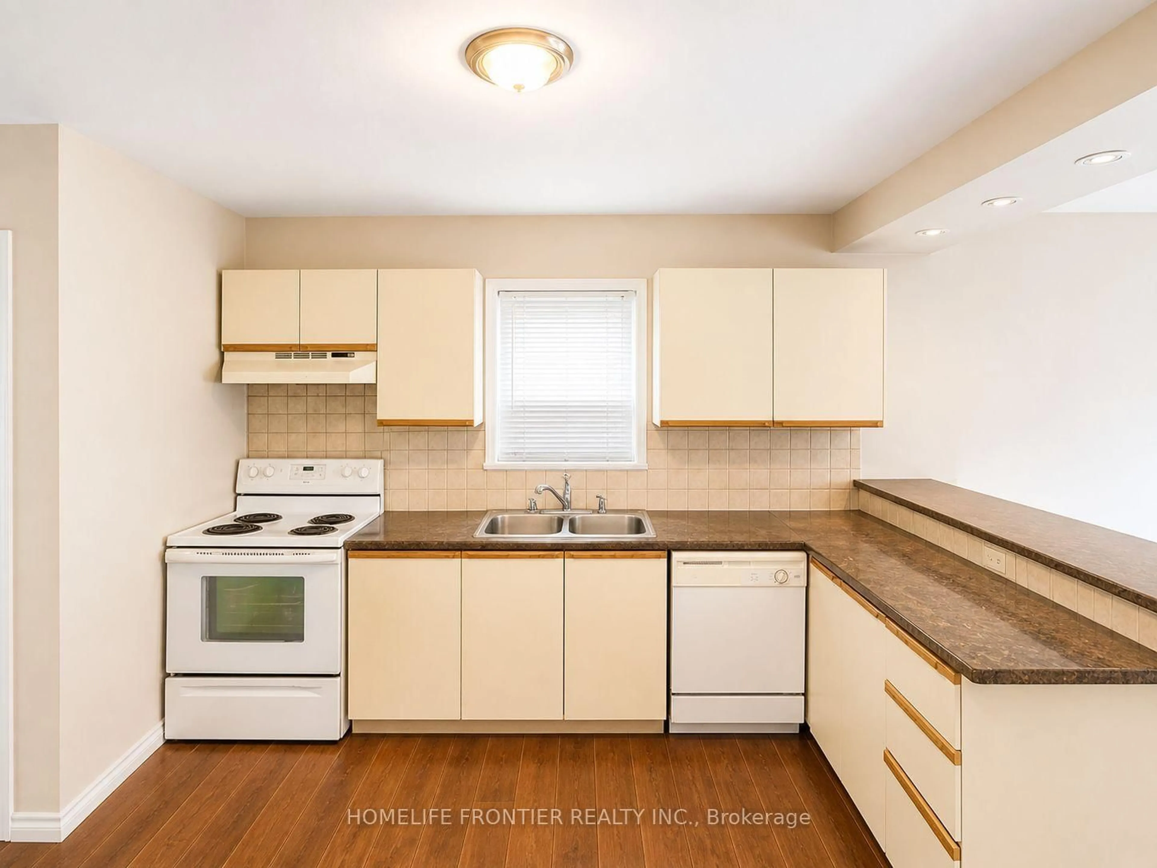 Standard kitchen, wood/laminate floor for 110 St Julien St, London East Ontario N5Z 2M7