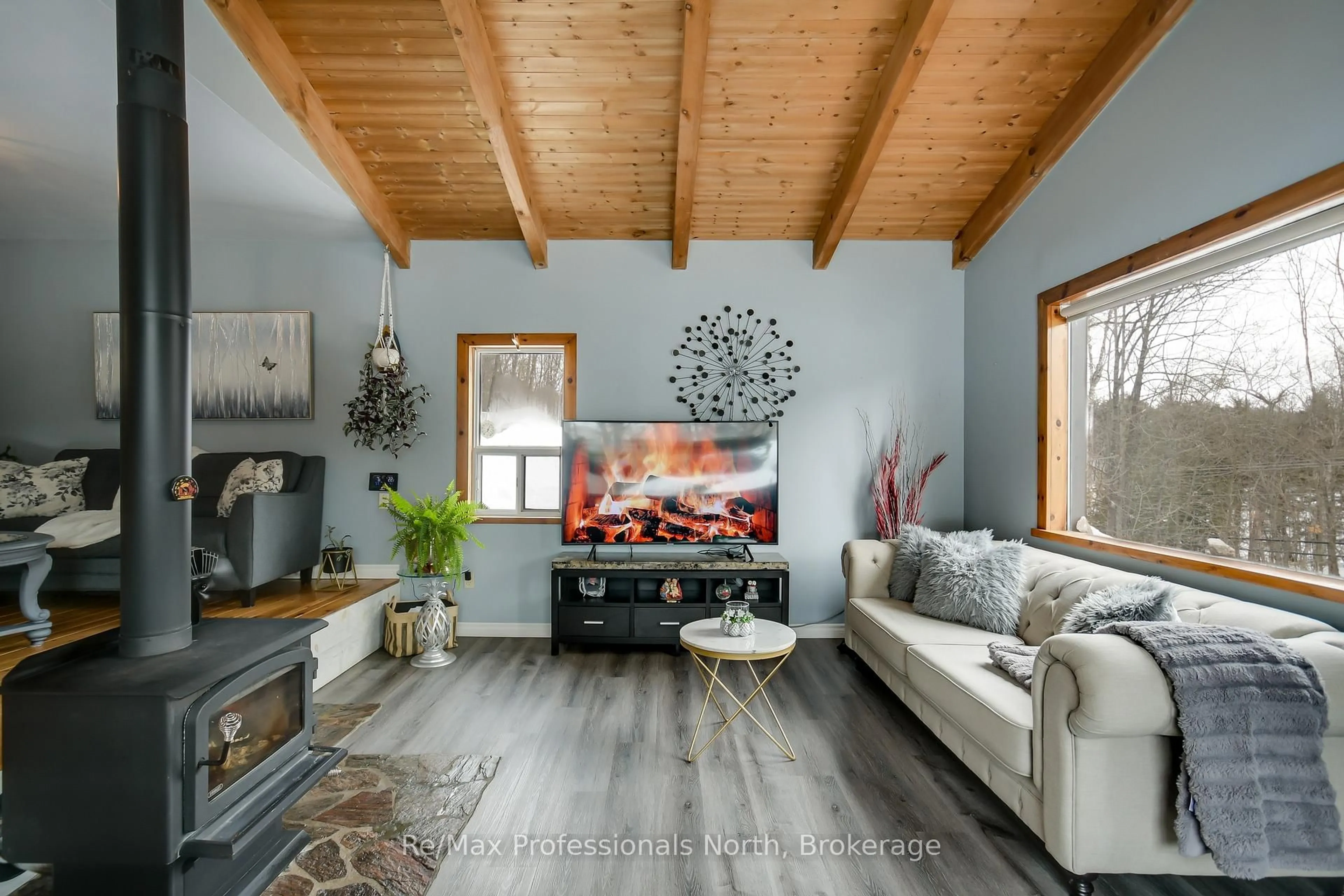 Living room with furniture, wood/laminate floor for 1017 BARLOCHAN Rd, Muskoka Lakes Ontario P1P 1R2