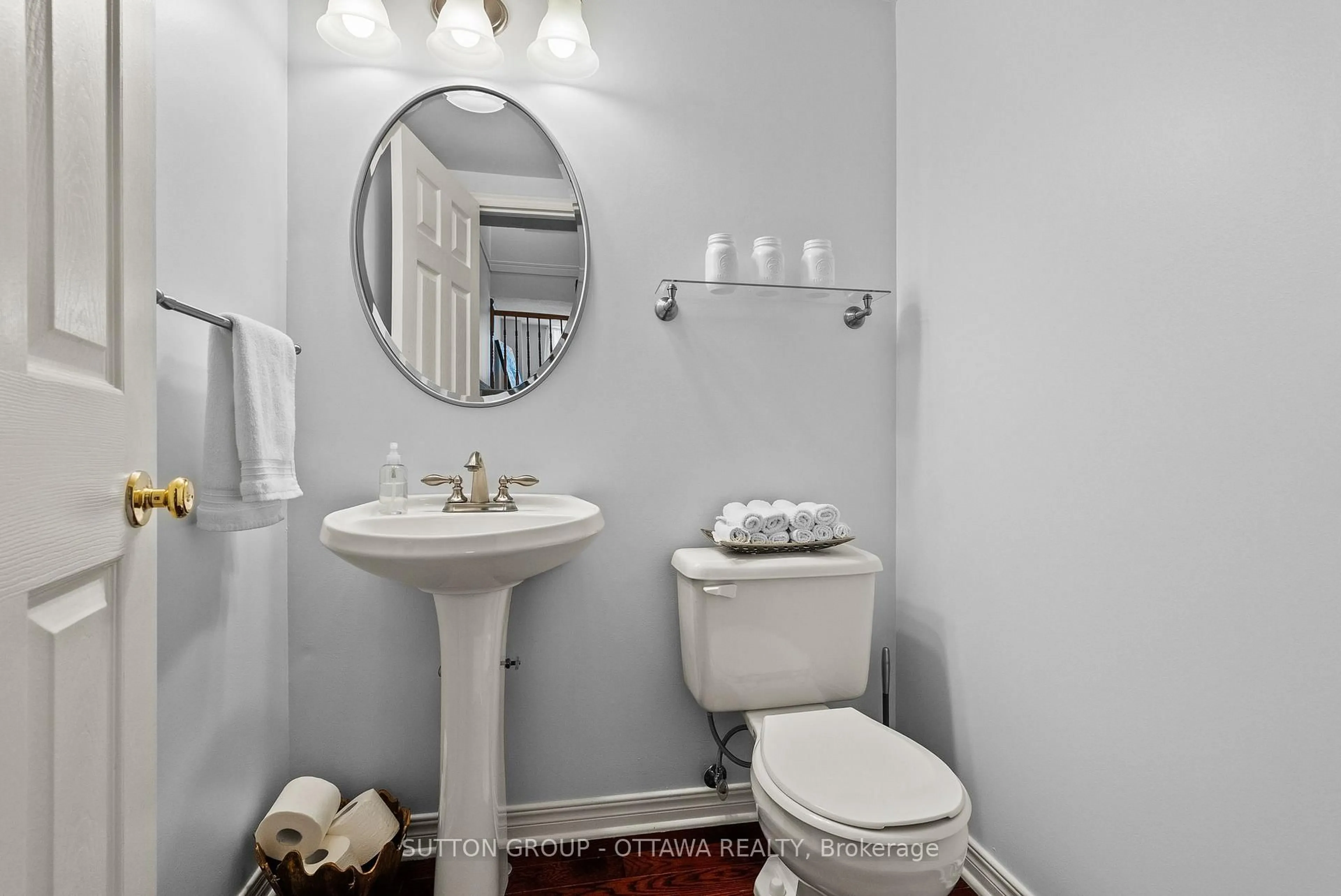 Standard bathroom, ceramic/tile floor for 97 Corsica Private, Ottawa Ontario K1G 5Y2