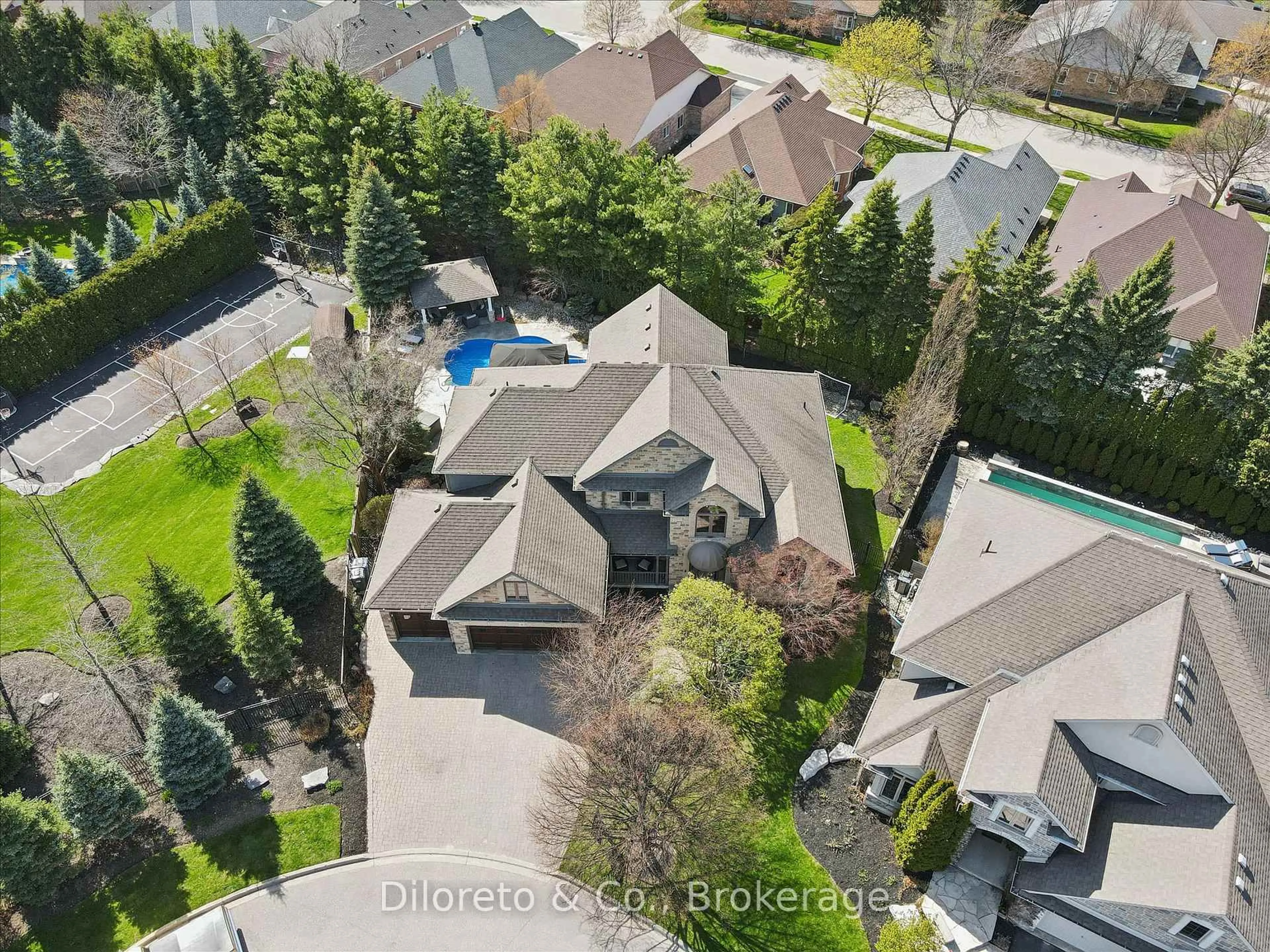A pic from outside/outdoor area/front of a property/back of a property/a pic from drone, street for 4 Zaduk Pl, Guelph Ontario N1G 0A7