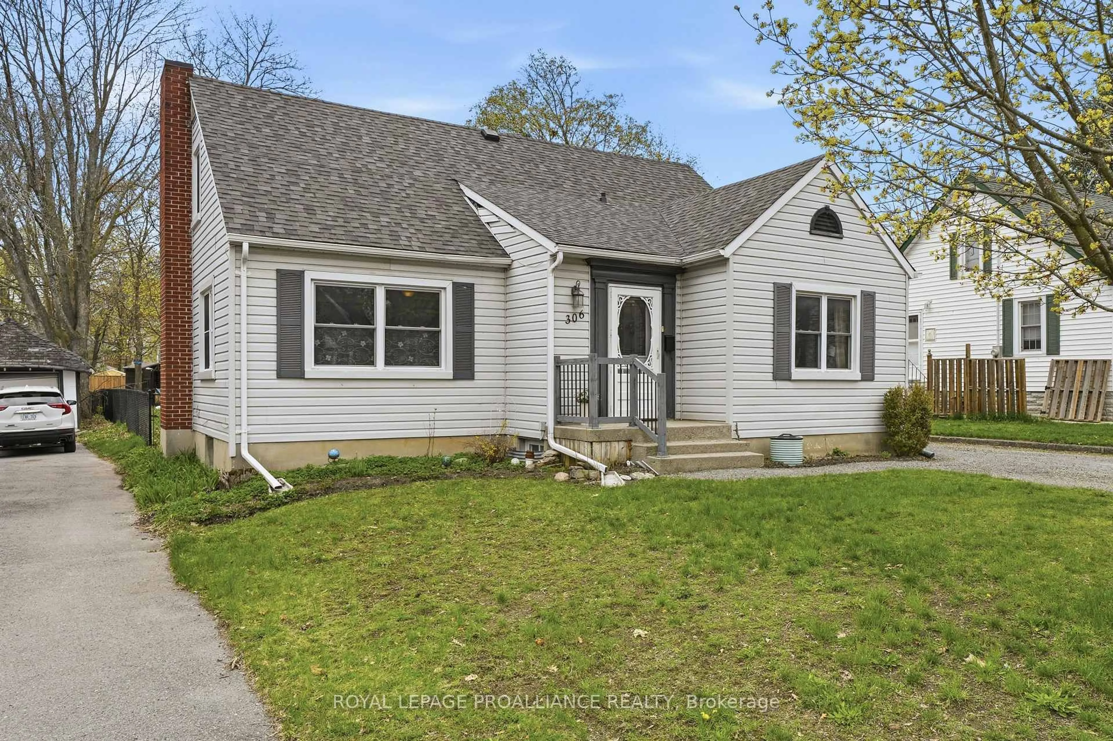 Home with vinyl exterior material, street for 306 Dufferin Ave, Belleville Ontario K8N 3X7