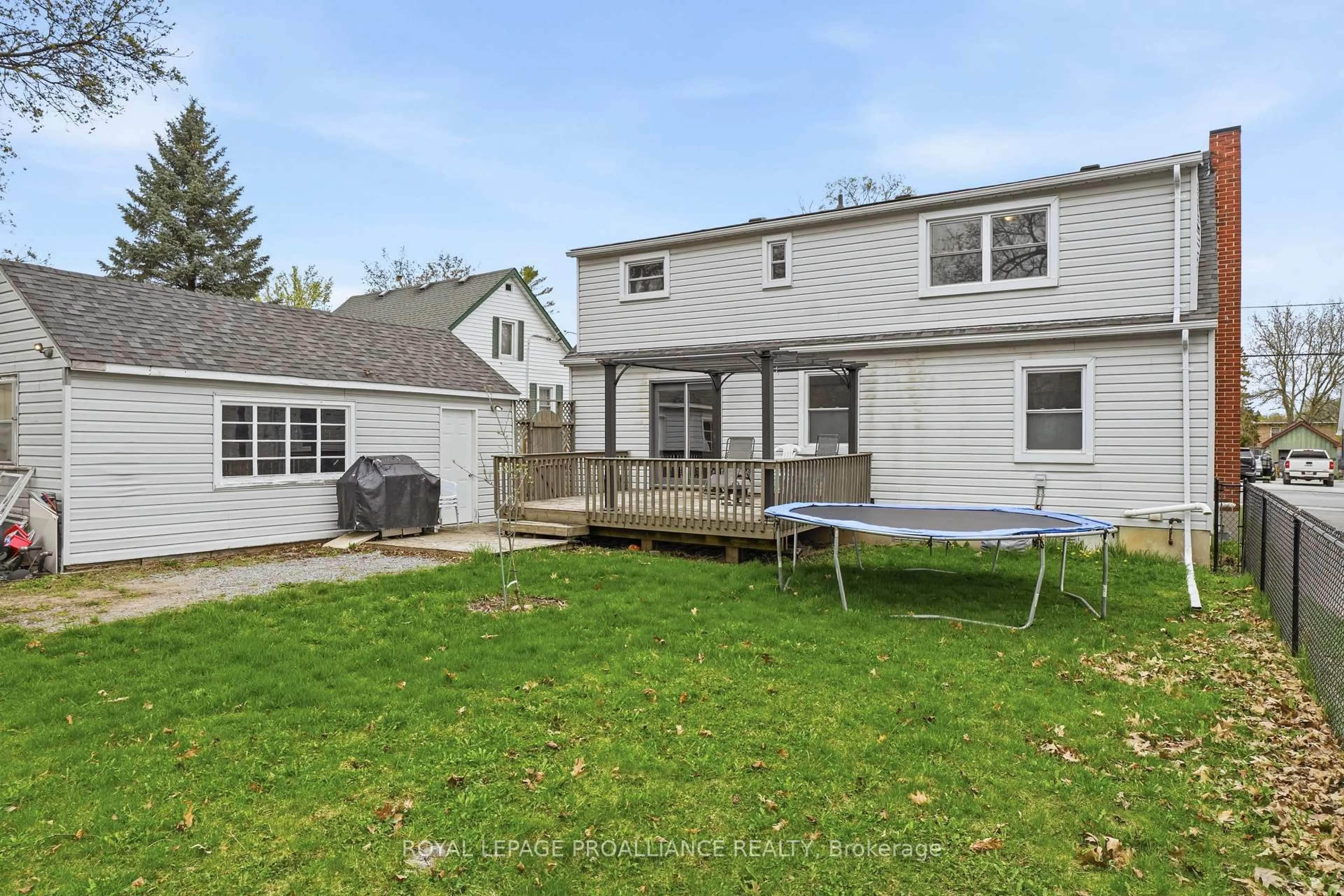 A pic from outside/outdoor area/front of a property/back of a property/a pic from drone, street for 306 Dufferin Ave, Belleville Ontario K8N 3X7