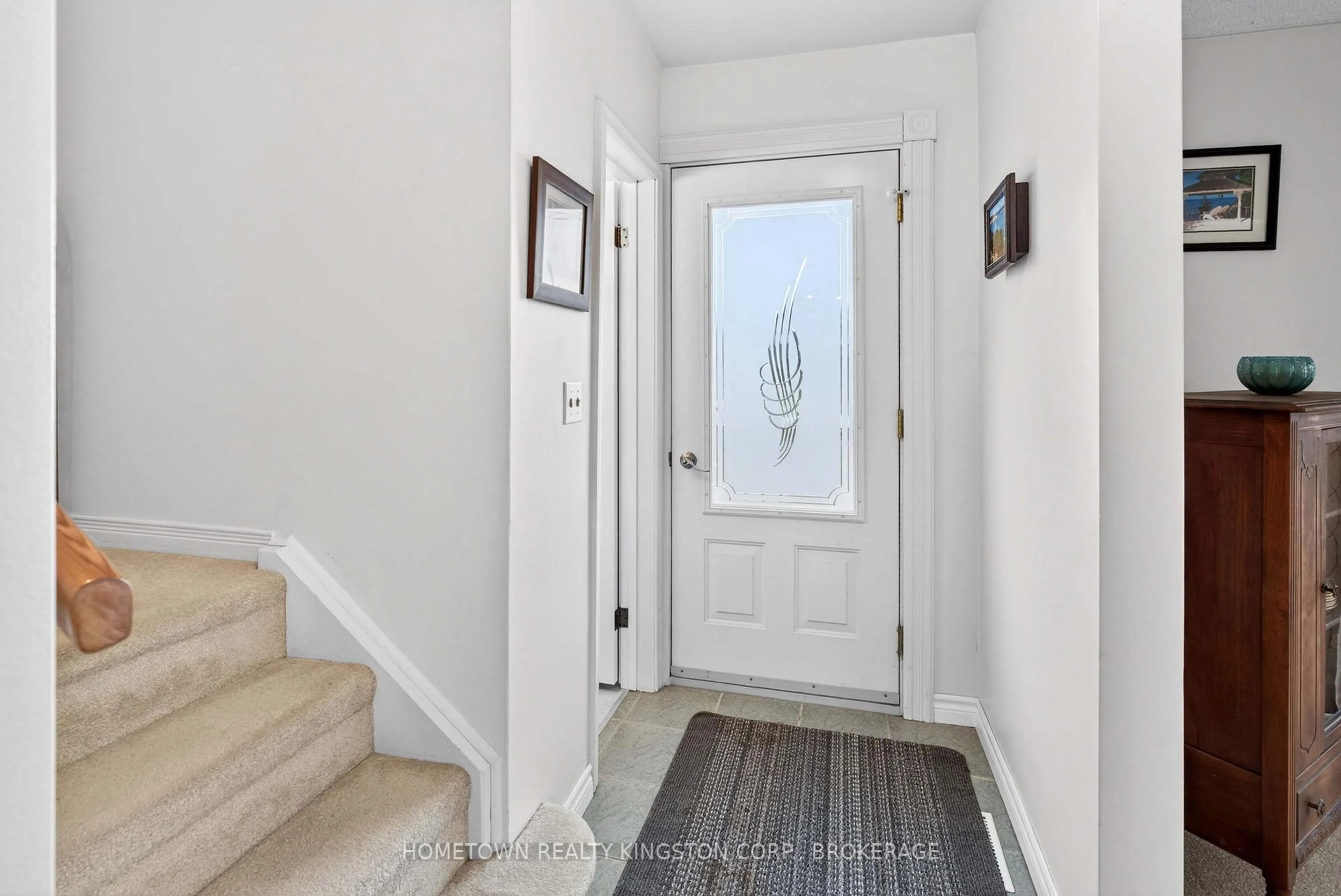 Indoor entryway for 633 Fleet St, Kingston Ontario K7M 5A4