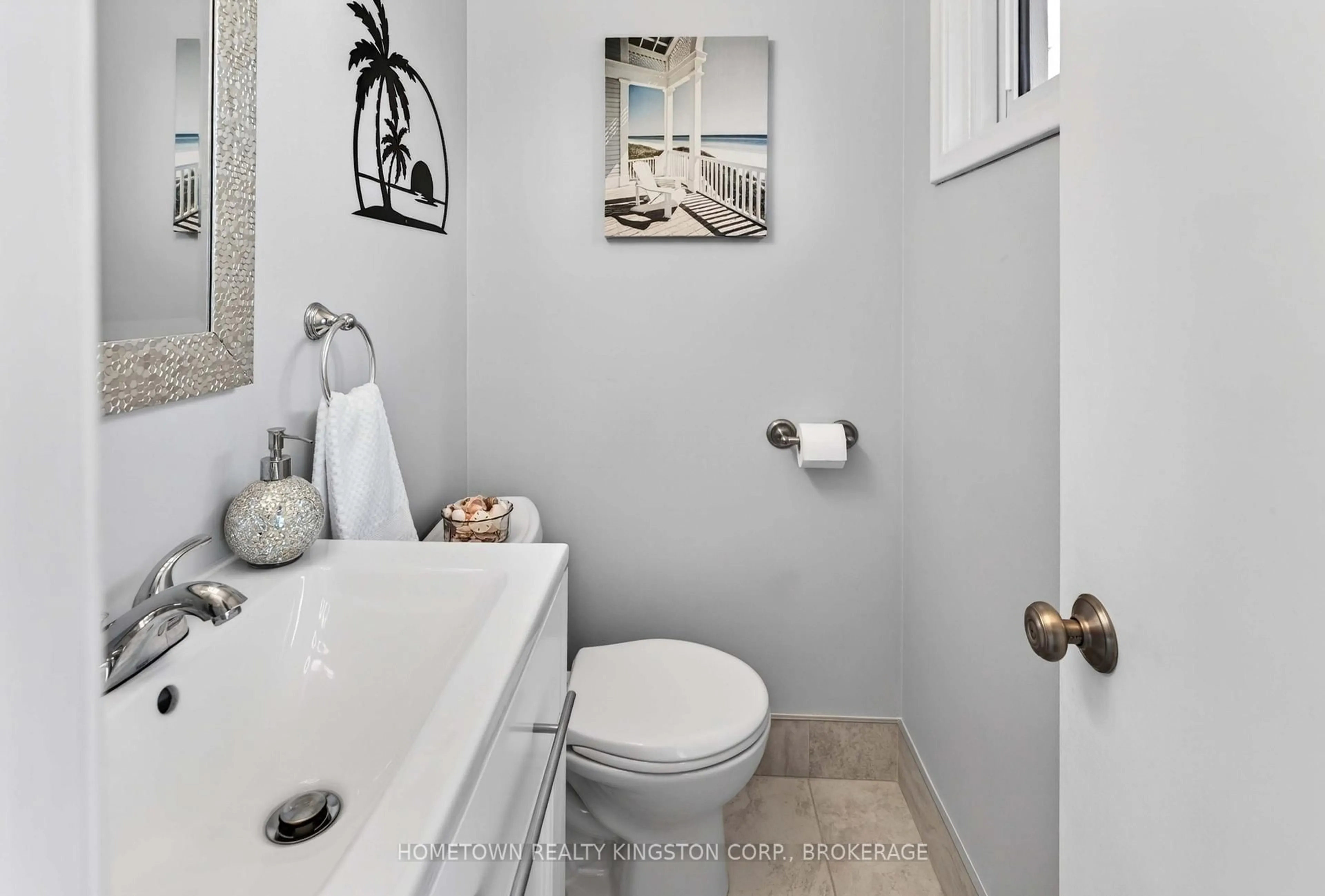 Standard bathroom, ceramic/tile floor for 633 Fleet St, Kingston Ontario K7M 5A4