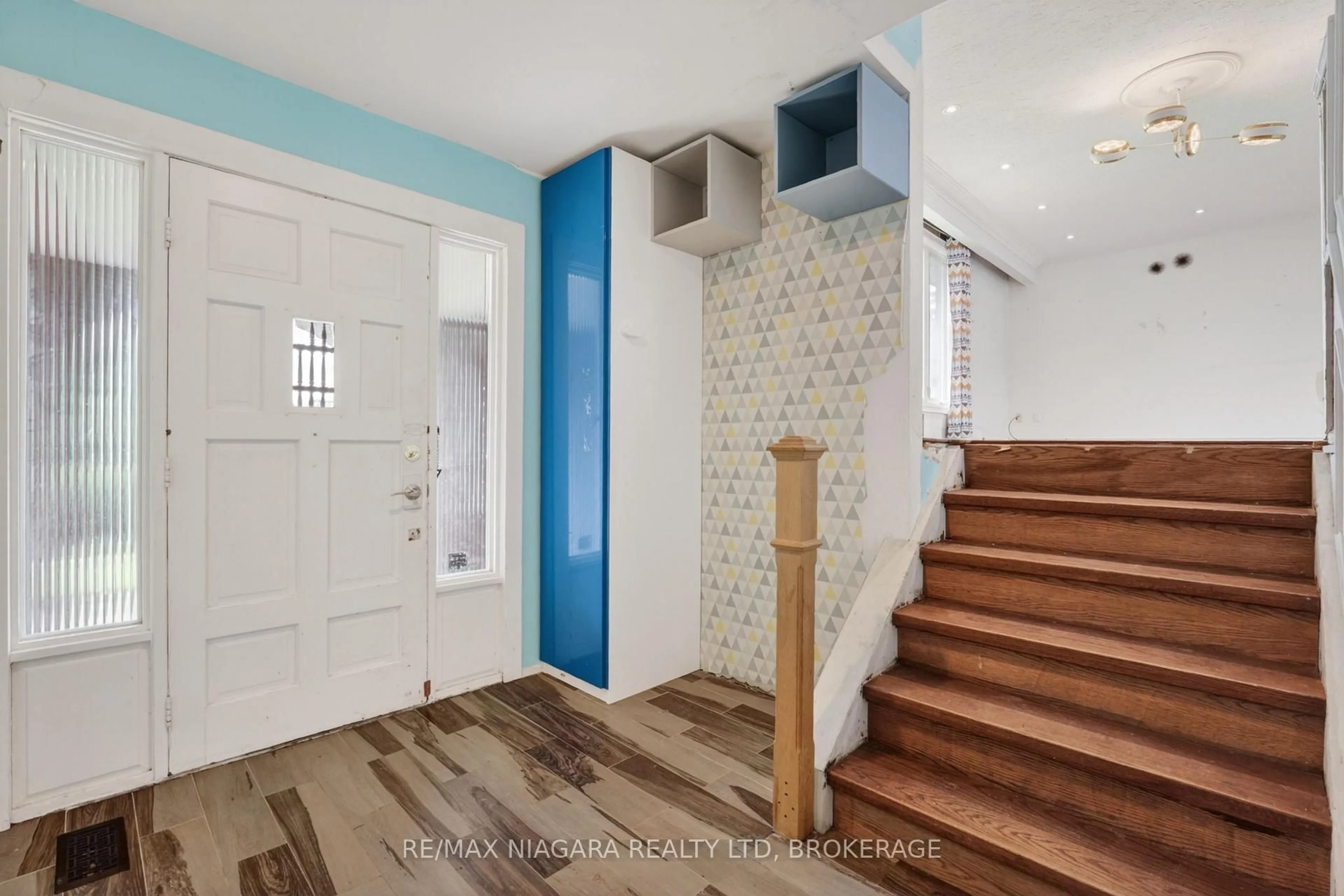 Indoor entryway for 6 Collier Rd, Thorold Ontario L2V 2W9