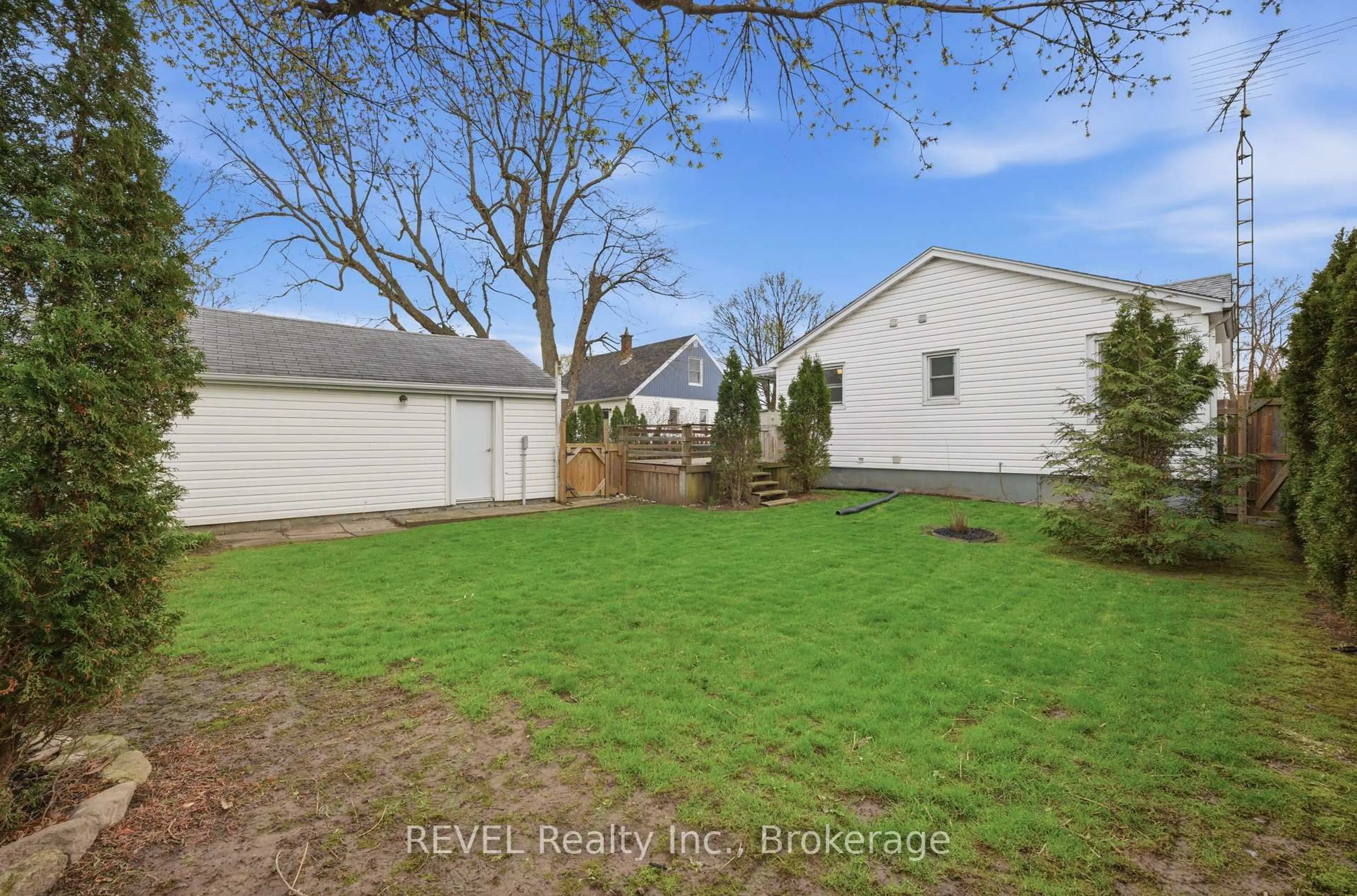 A pic from outside/outdoor area/front of a property/back of a property/a pic from drone, street for 35 Hatter Ave, Welland Ontario L3C 3P4